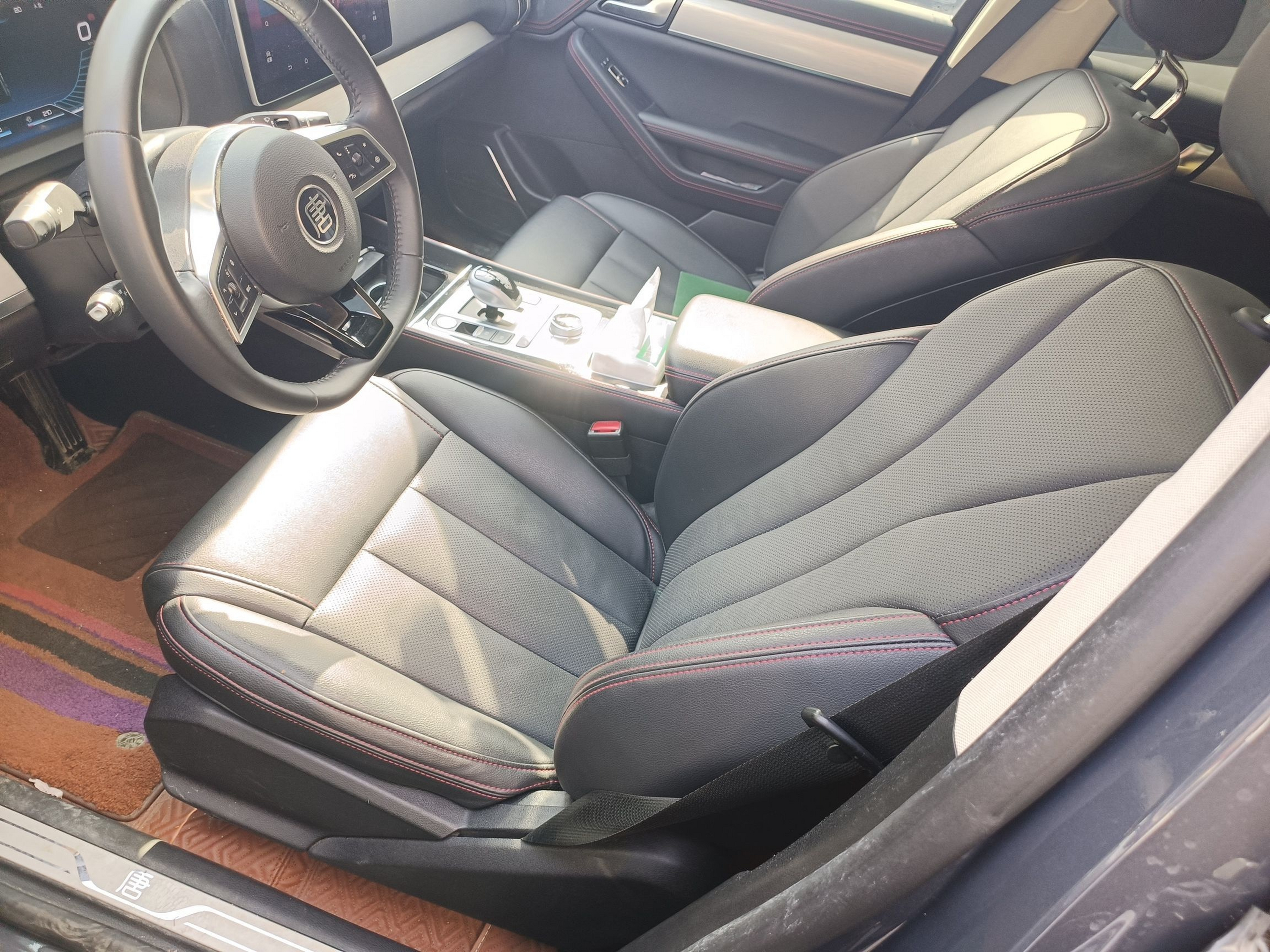 Переднее сиденье в автомобиле