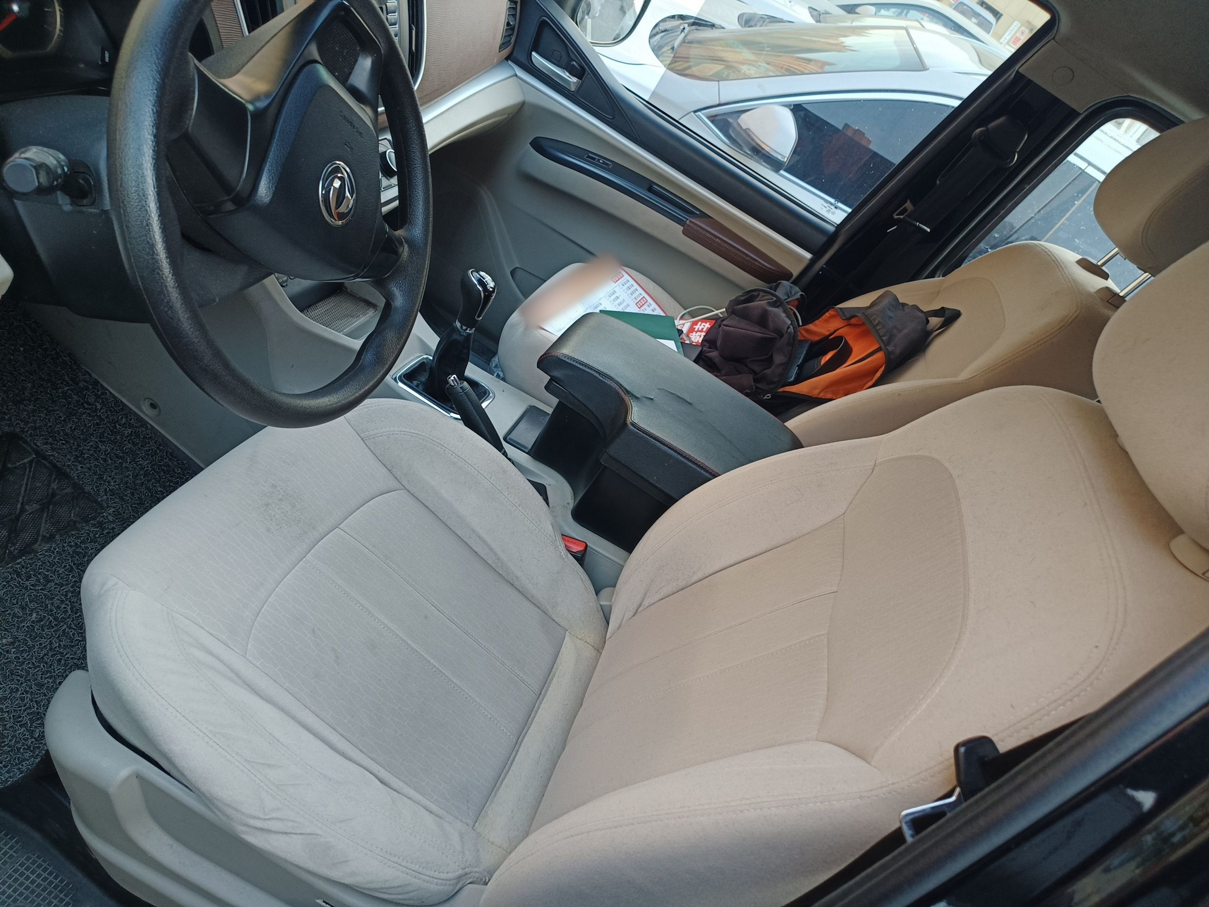 المقاعد الأمامية داخل السيارة