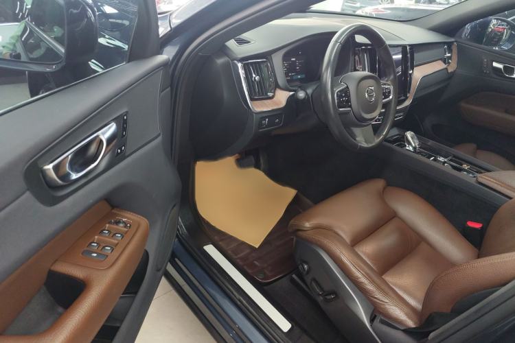 Used Volvo XC60 2022 B5 4x4 Smart Luxury Edition
