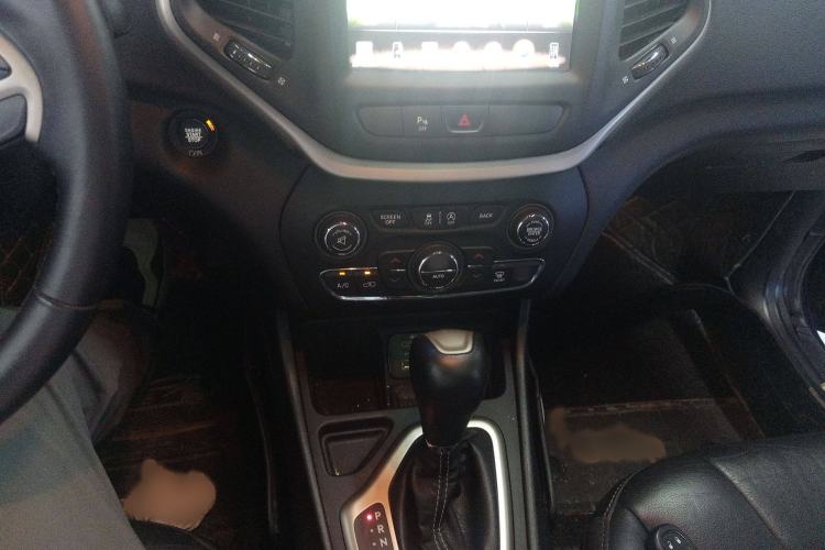 Used  Cherokee 2017 2.4L Leading Smart Edition
