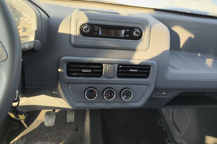 Used Wuling Yangguang 2024 300KM Comfort Version Passenger Van 75kW
