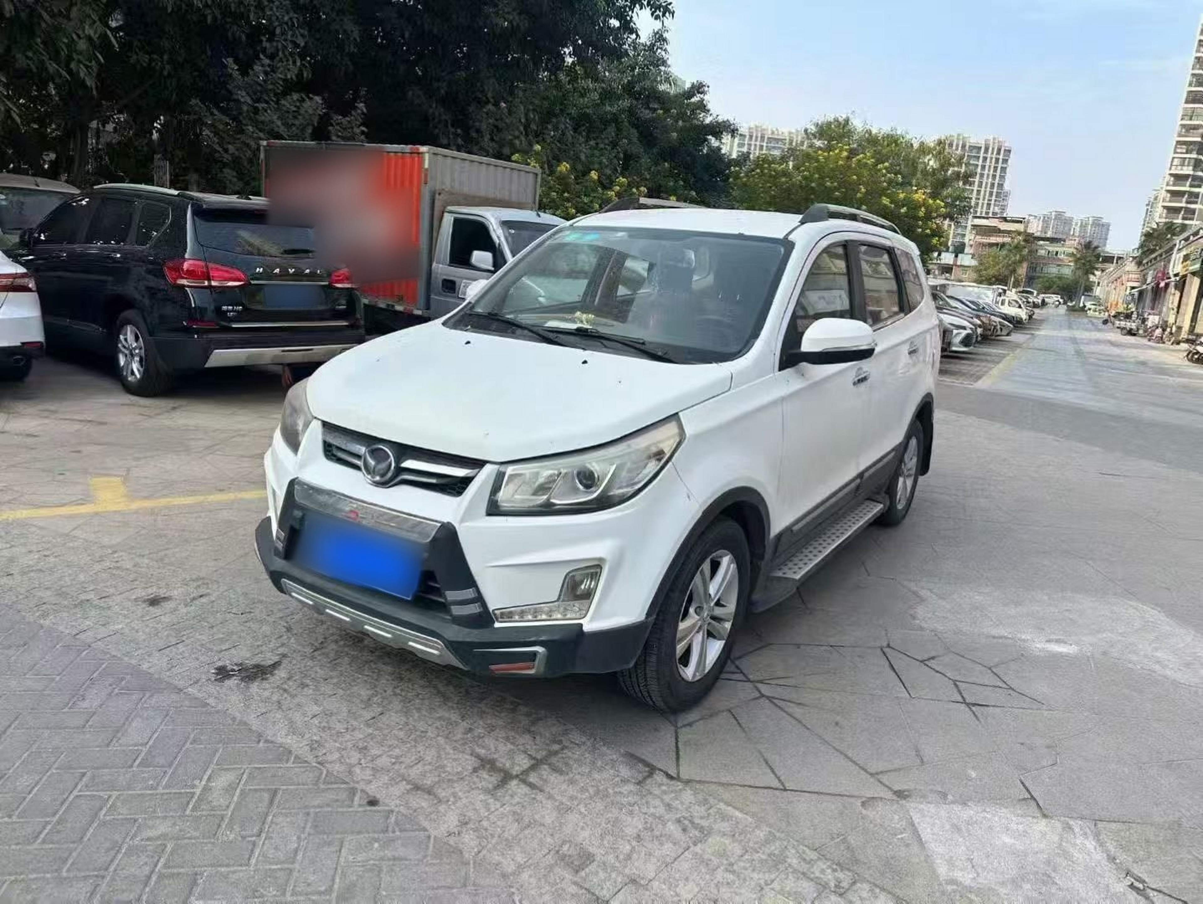 Под передней частью автомобиля