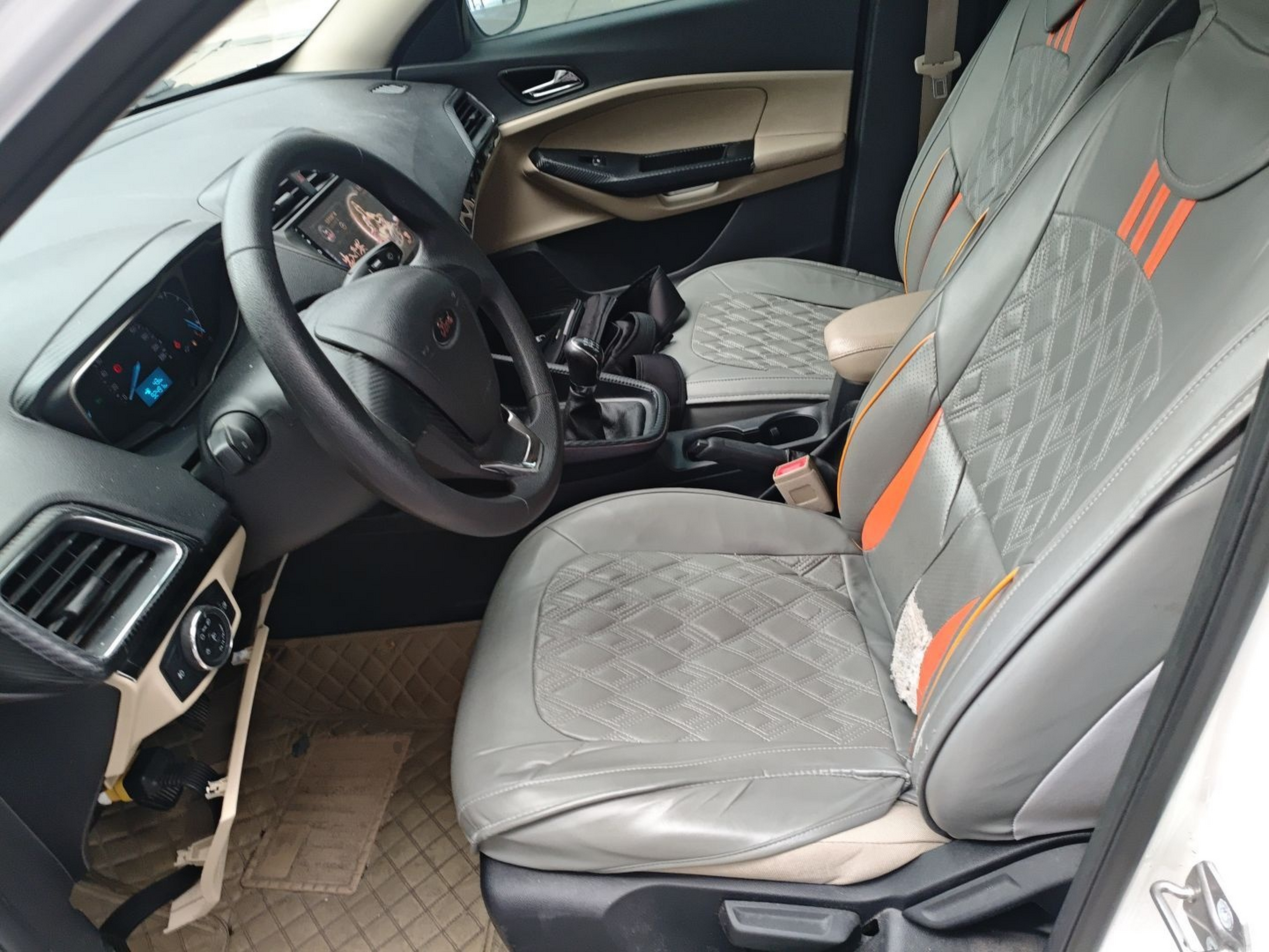 Переднее сиденье в автомобиле