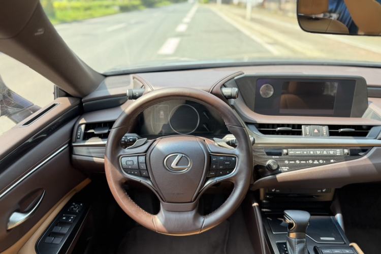 Used Lexus ES 2018 300h Premier Edition China VI Standard