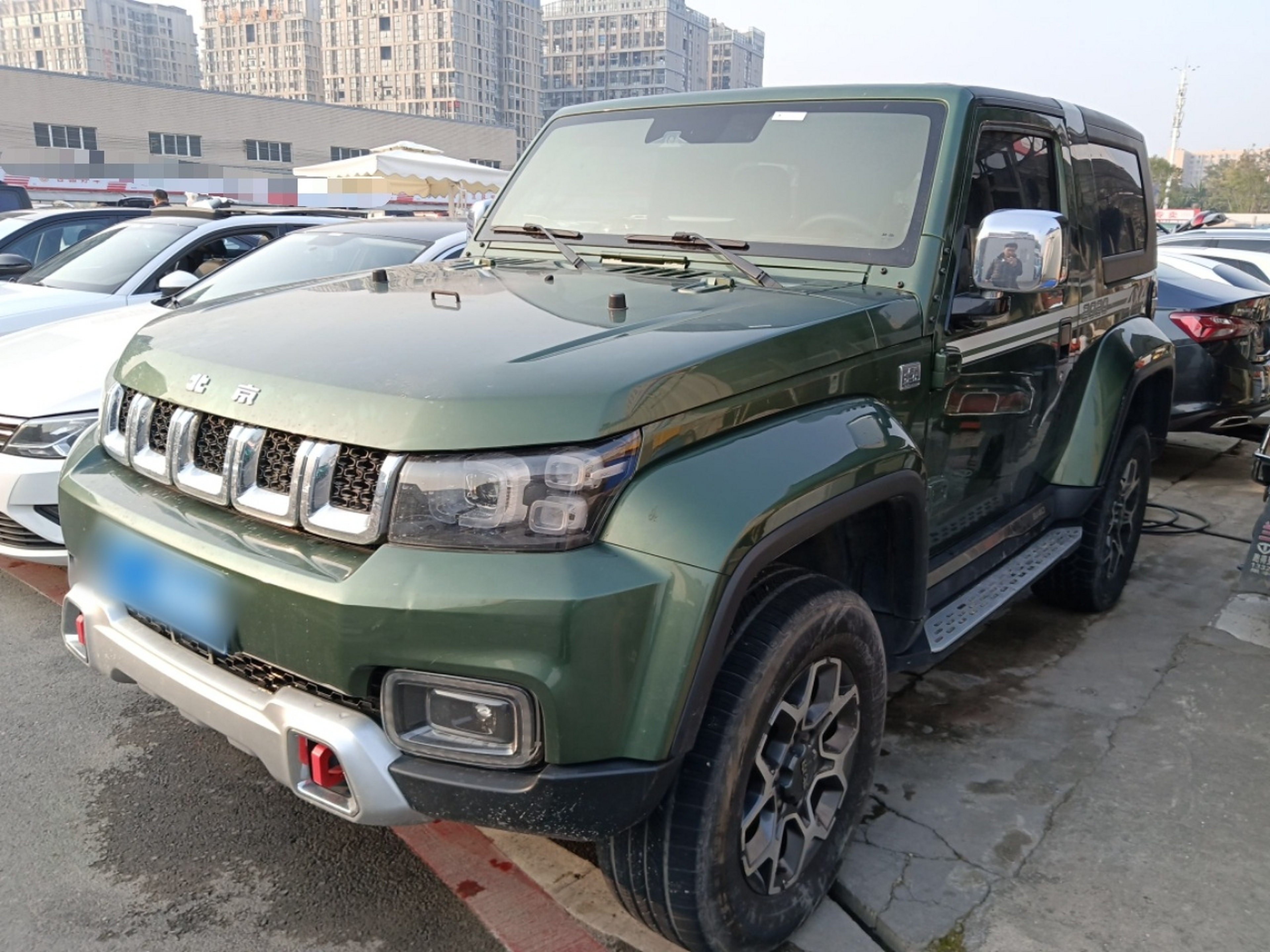 تحت مقدمة السيارة