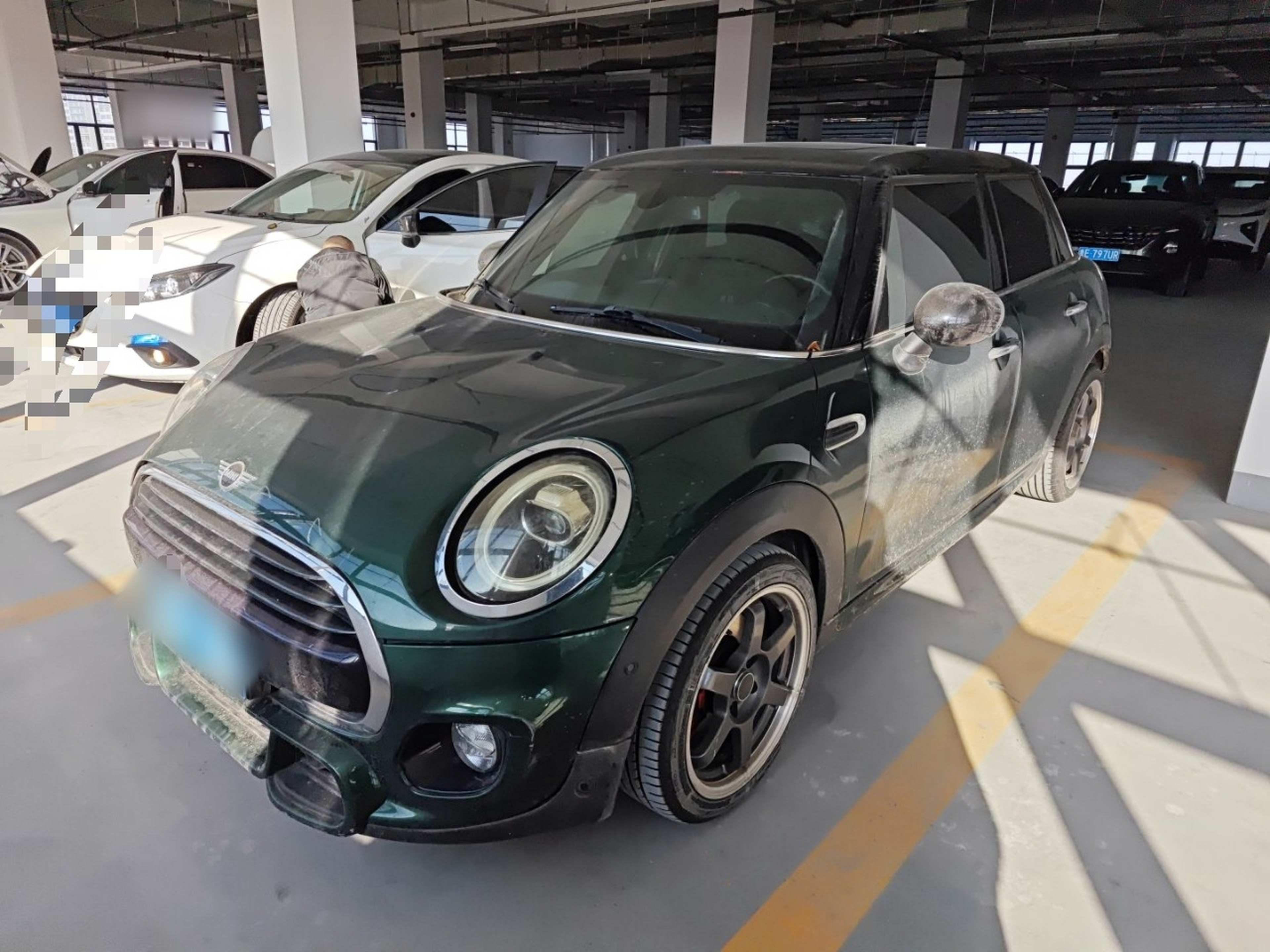 تحت مقدمة السيارة