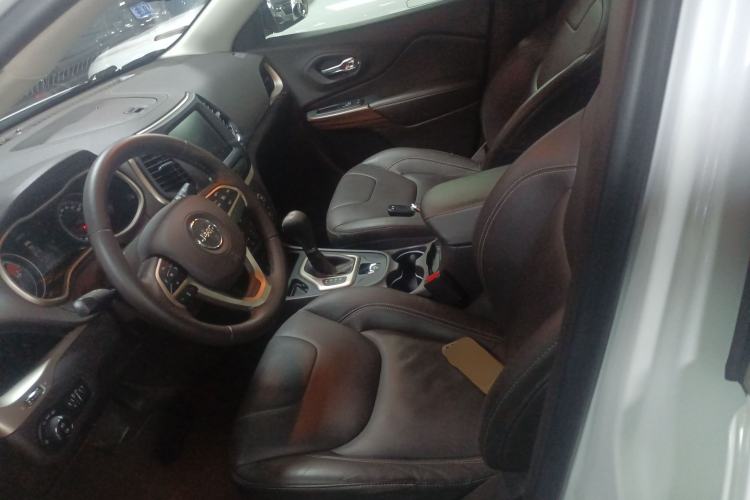 Used  Cherokee 2017 2.0L Superior Edition