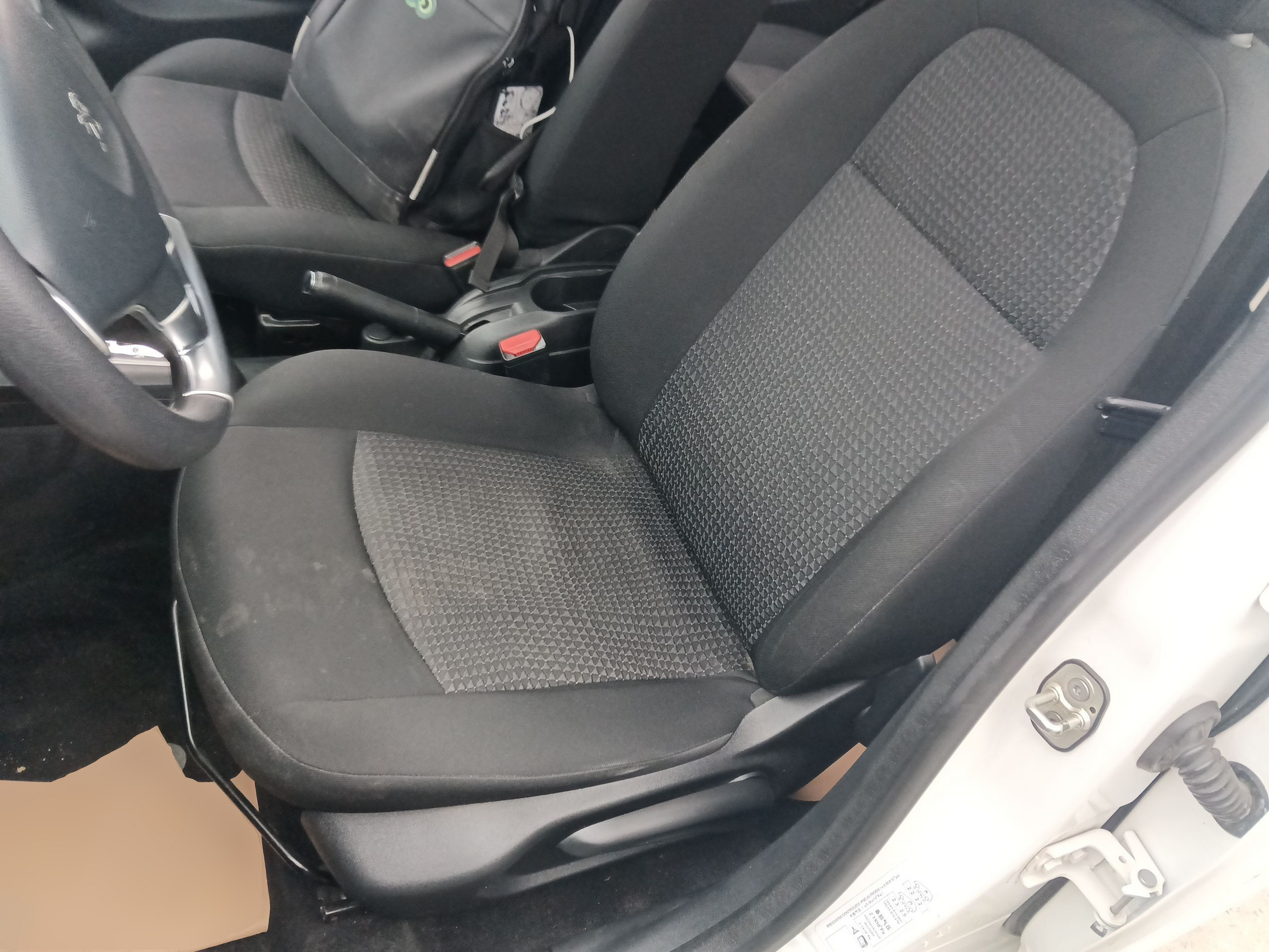 Переднее сиденье в автомобиле