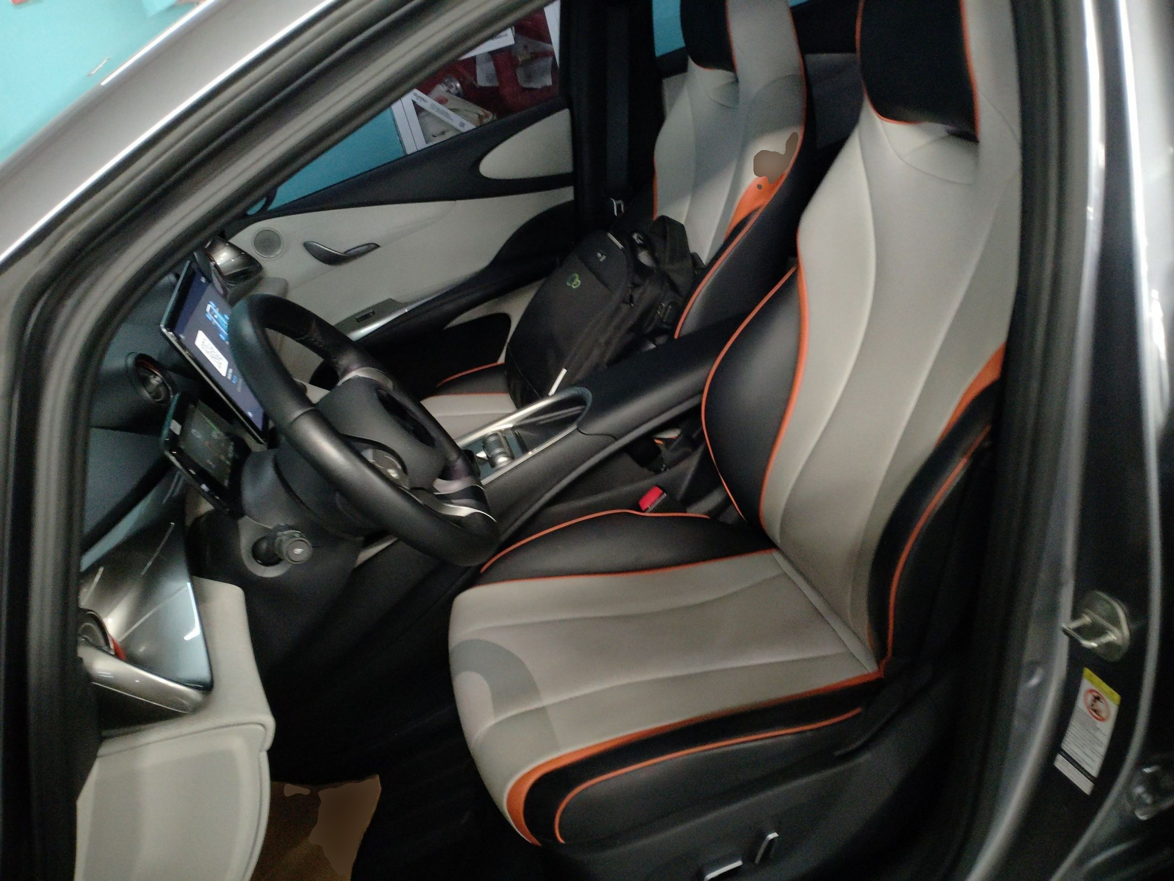 المقاعد الأمامية داخل السيارة