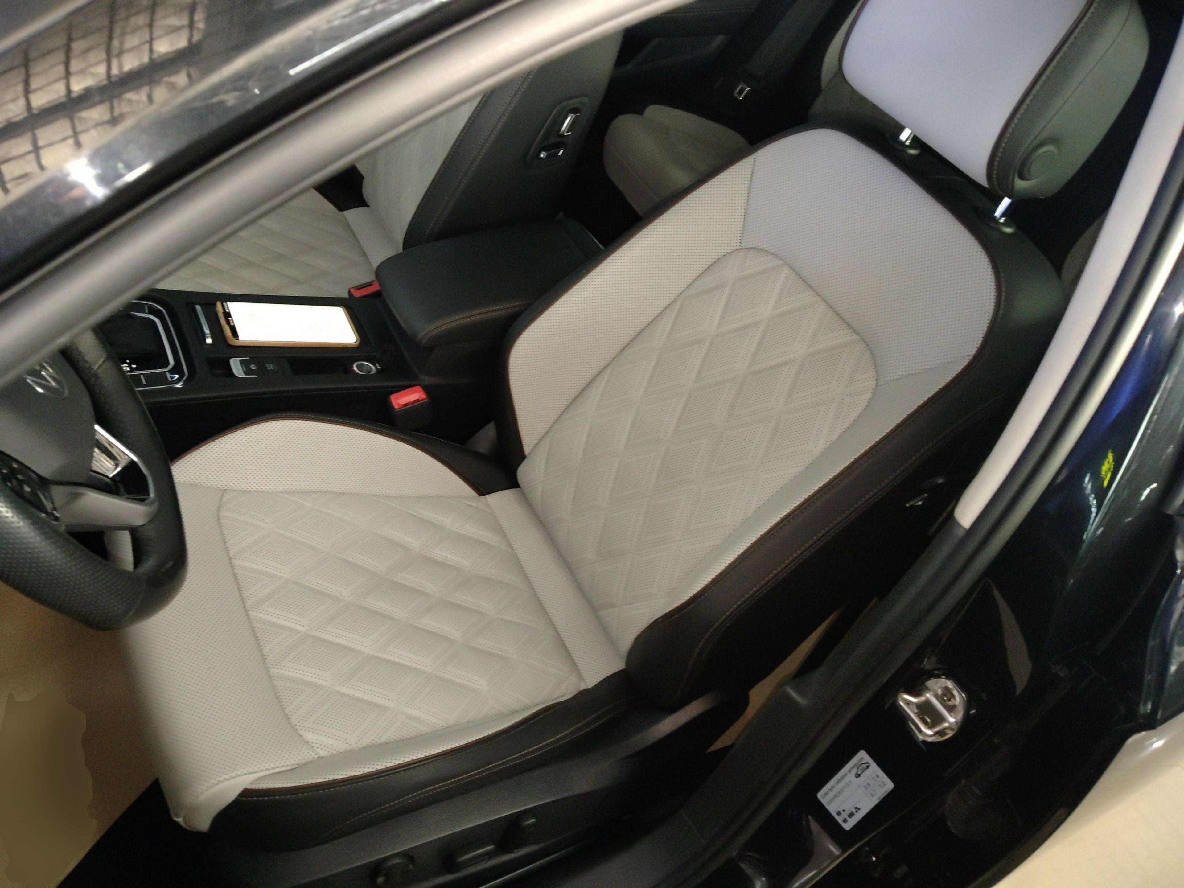 المقاعد الأمامية داخل السيارة