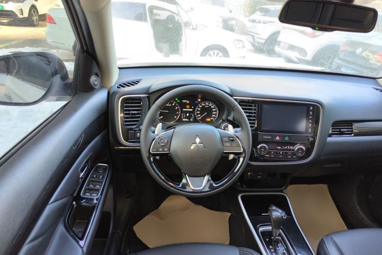Used Mitsubishi Outlander 2019 2.4L 4x4 Zhi Xiang Edition 5 Seats China VI Standard