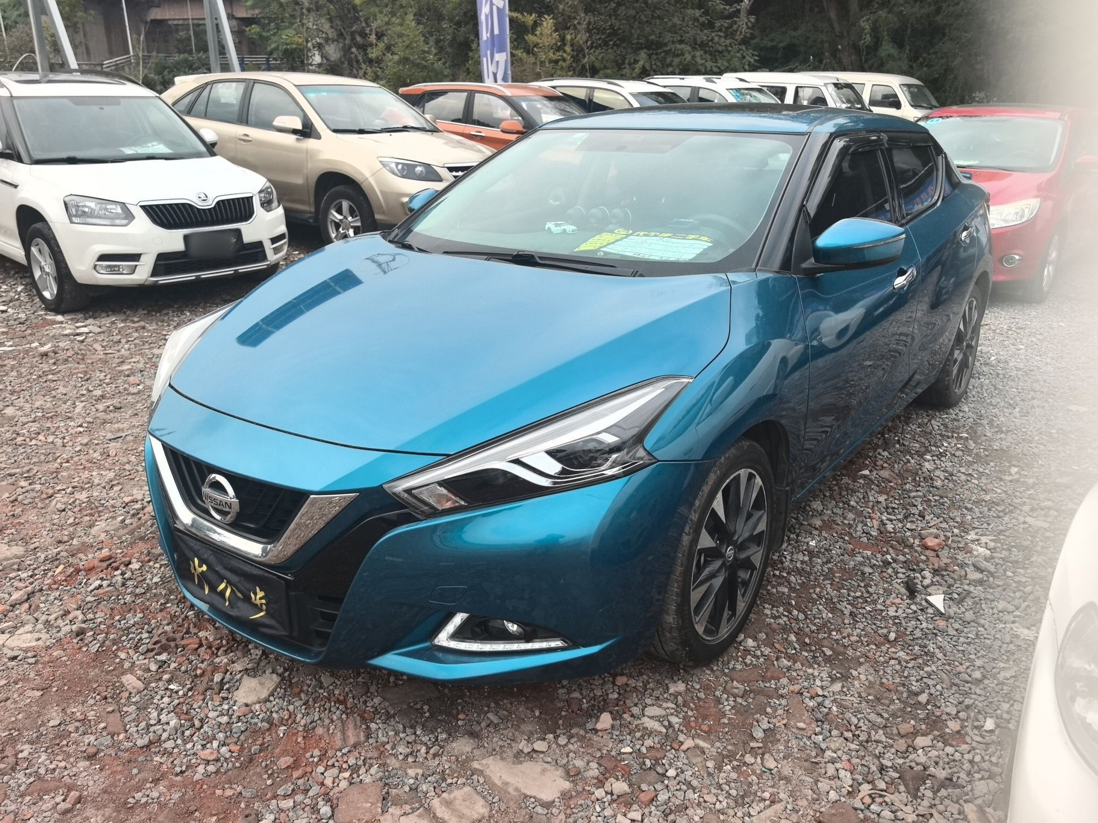 Под передней частью автомобиля