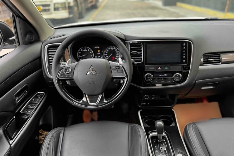 Used Mitsubishi Outlander 2019 2.4L 4x4 Zhi Xiang Edition 7 Seats China V Emission Standard
