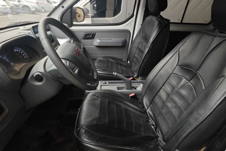 Used Wuling Yangguang 2024 300KM Comfort Version Passenger Van 75kW
