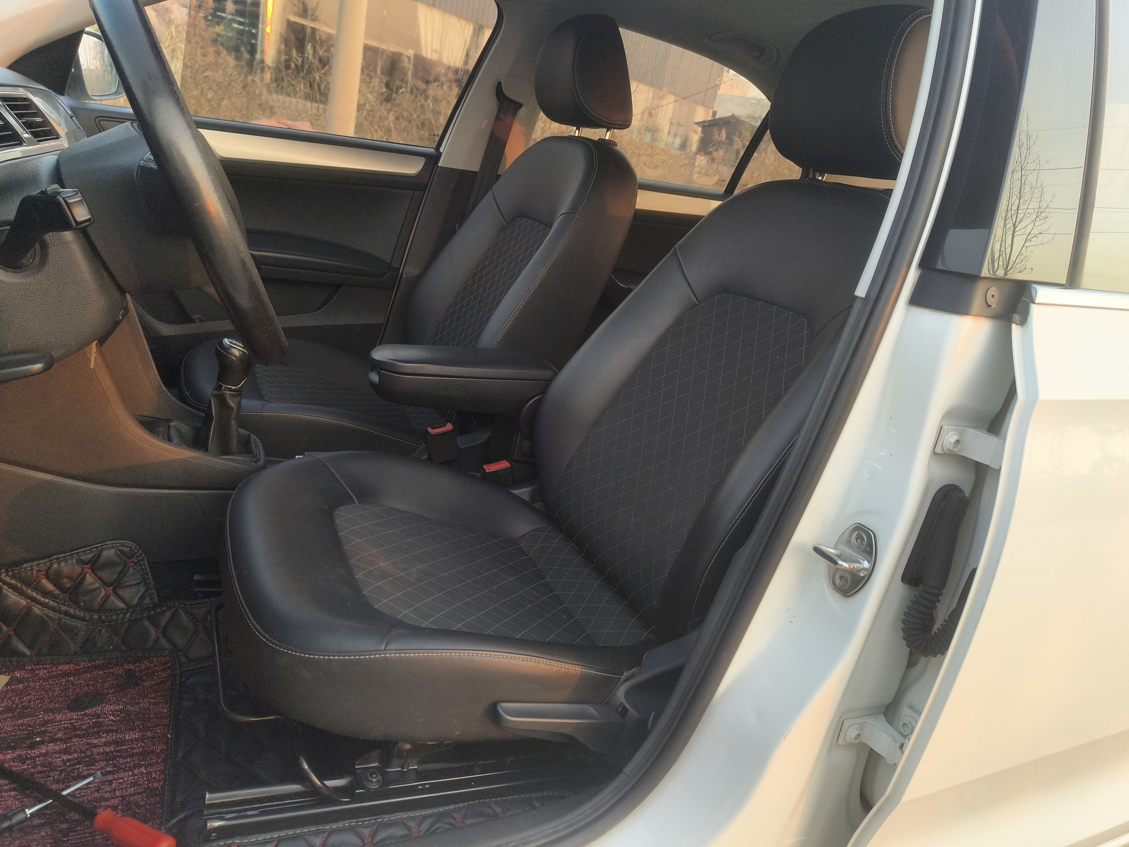 المقاعد الأمامية داخل السيارة