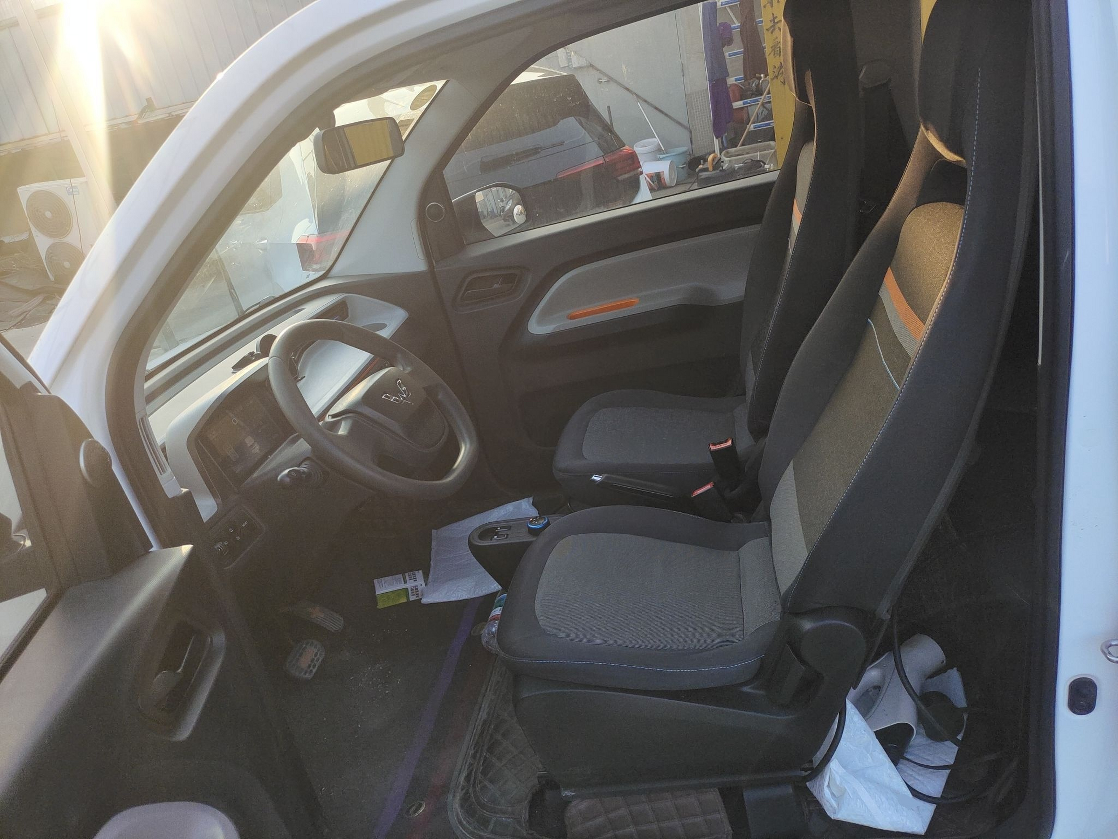 المقاعد الأمامية داخل السيارة