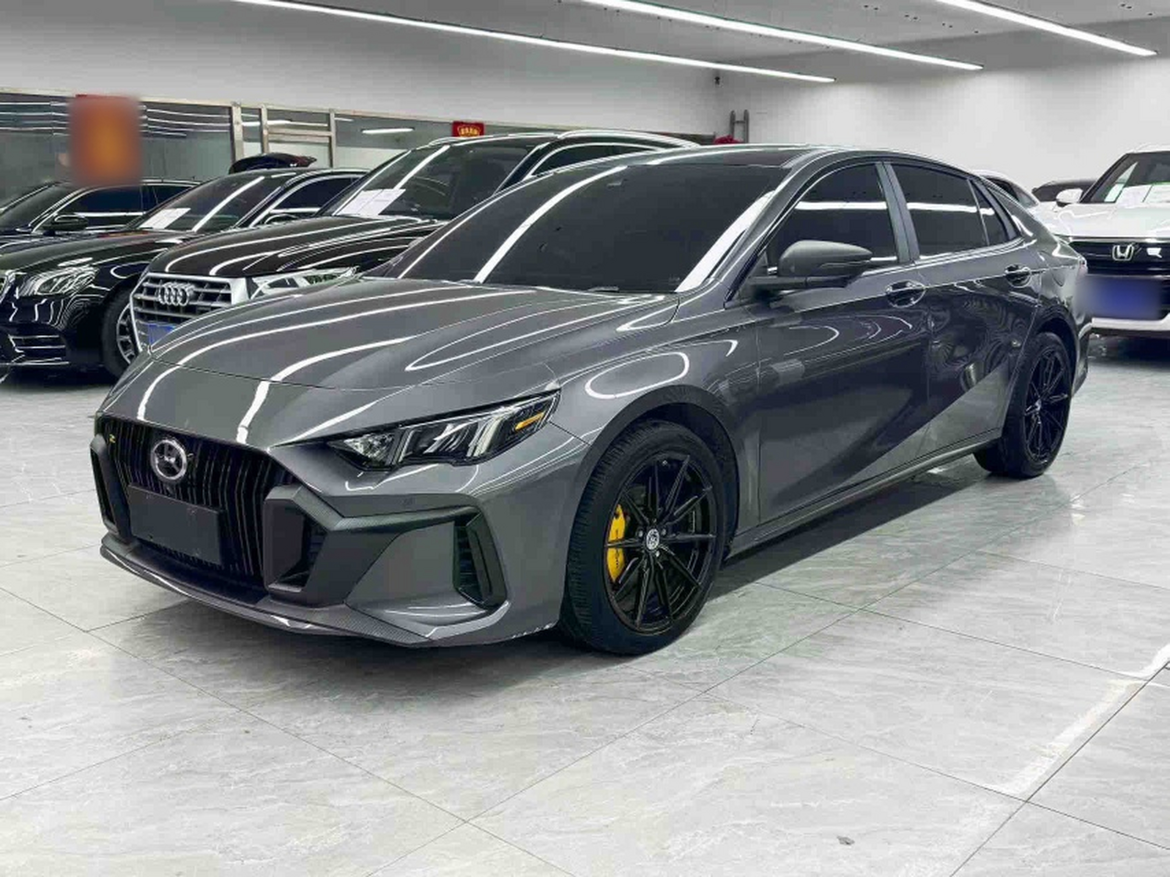 تحت مقدمة السيارة