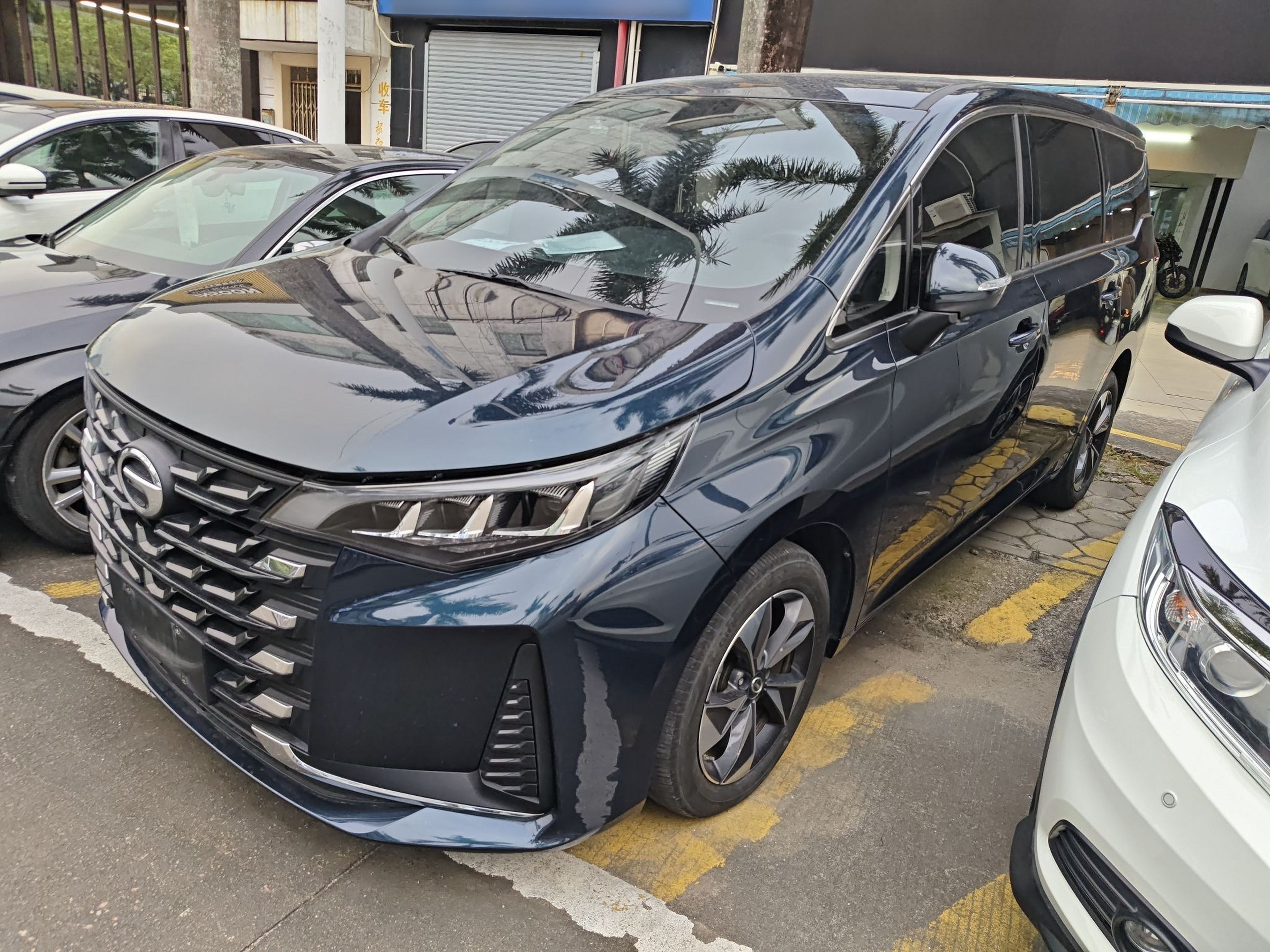 تحت مقدمة السيارة