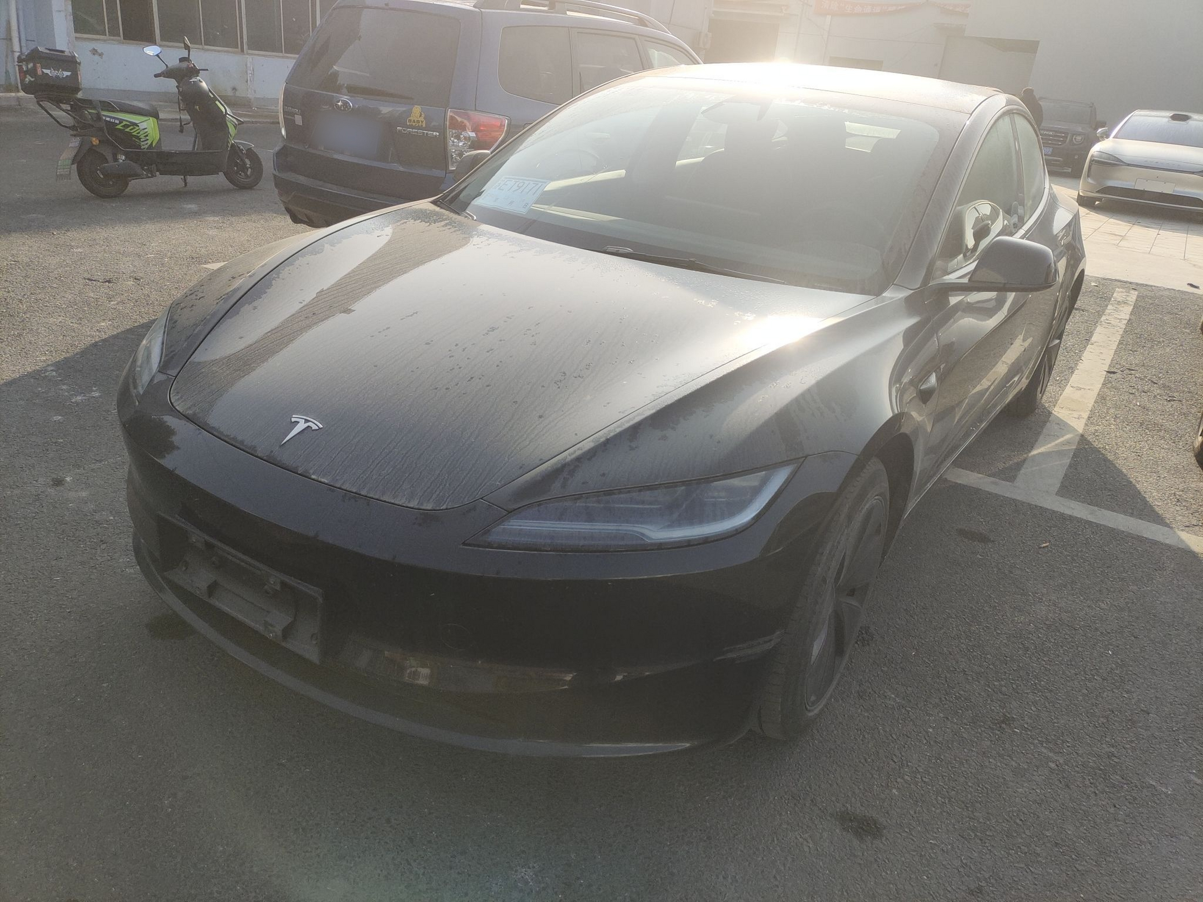 تحت مقدمة السيارة