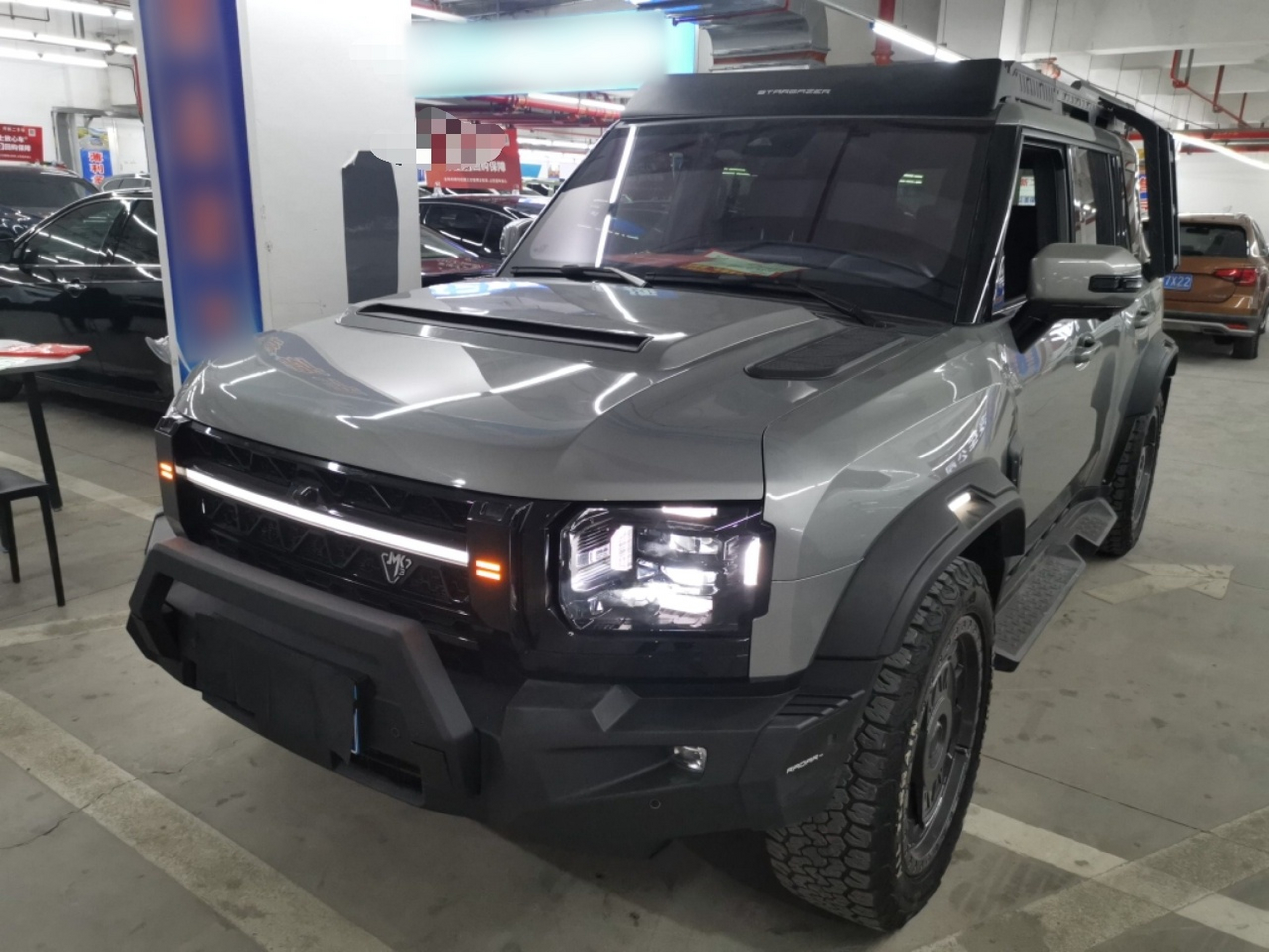 Под передней частью автомобиля