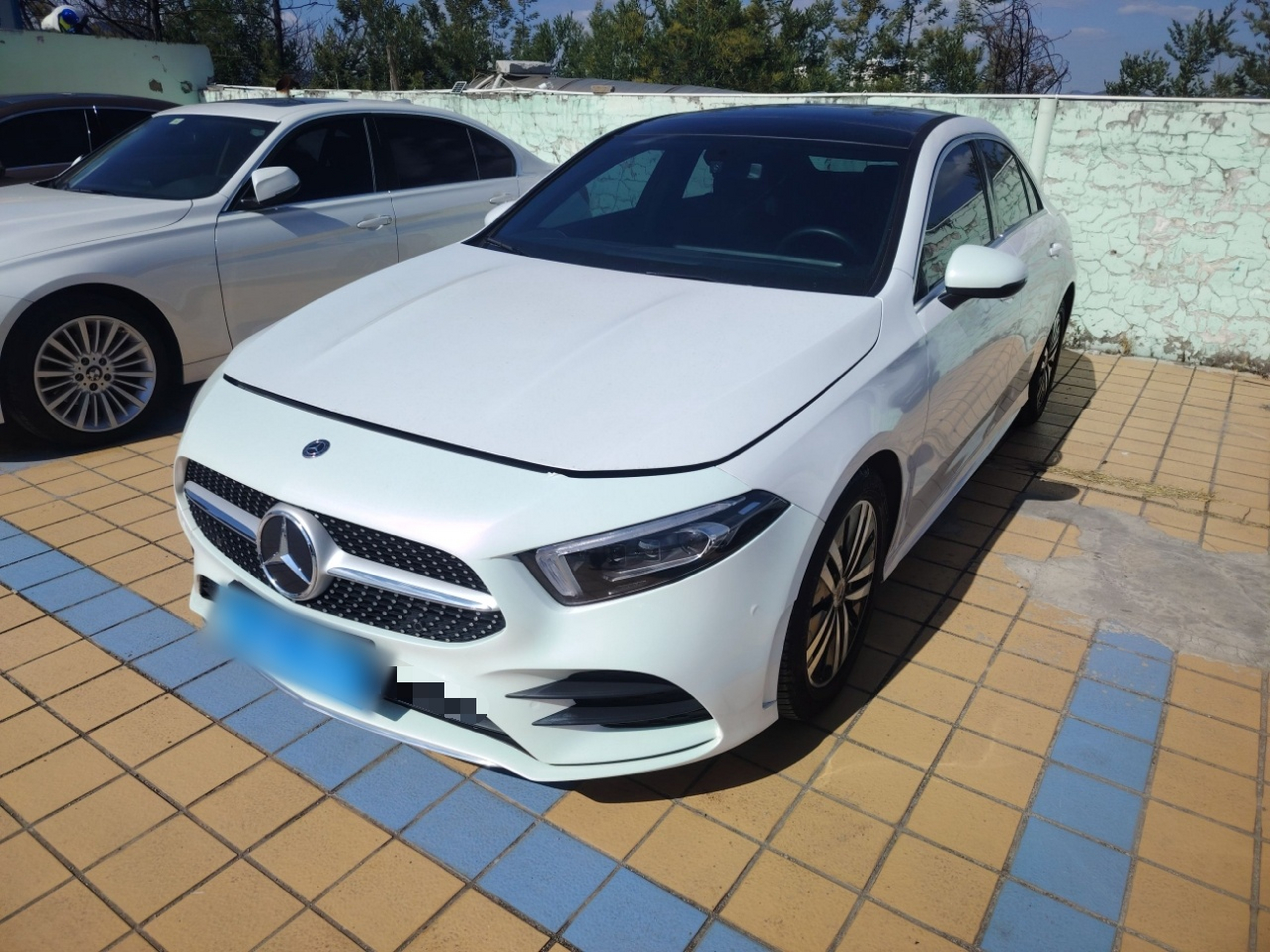 تحت مقدمة السيارة