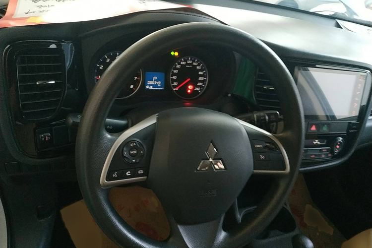 Used Mitsubishi Outlander 2016 2.0L Two-Wheel Drive Fashion Edition 5 Seats