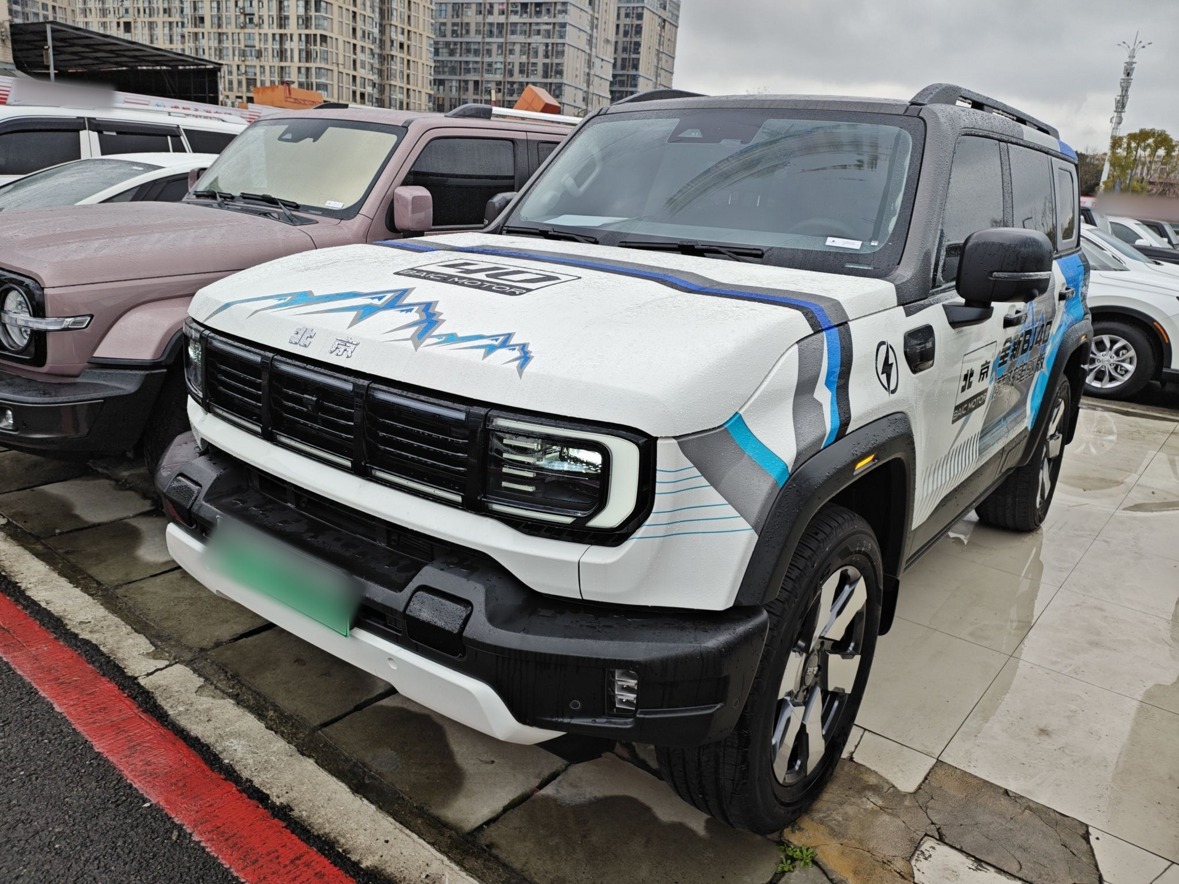 تحت مقدمة السيارة