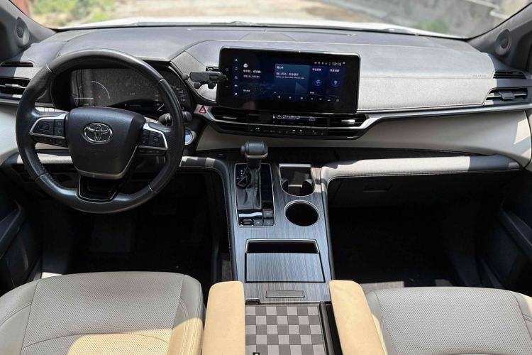 Used Toyota Sienna 2021 2.5L Hybrid Premium Edition
