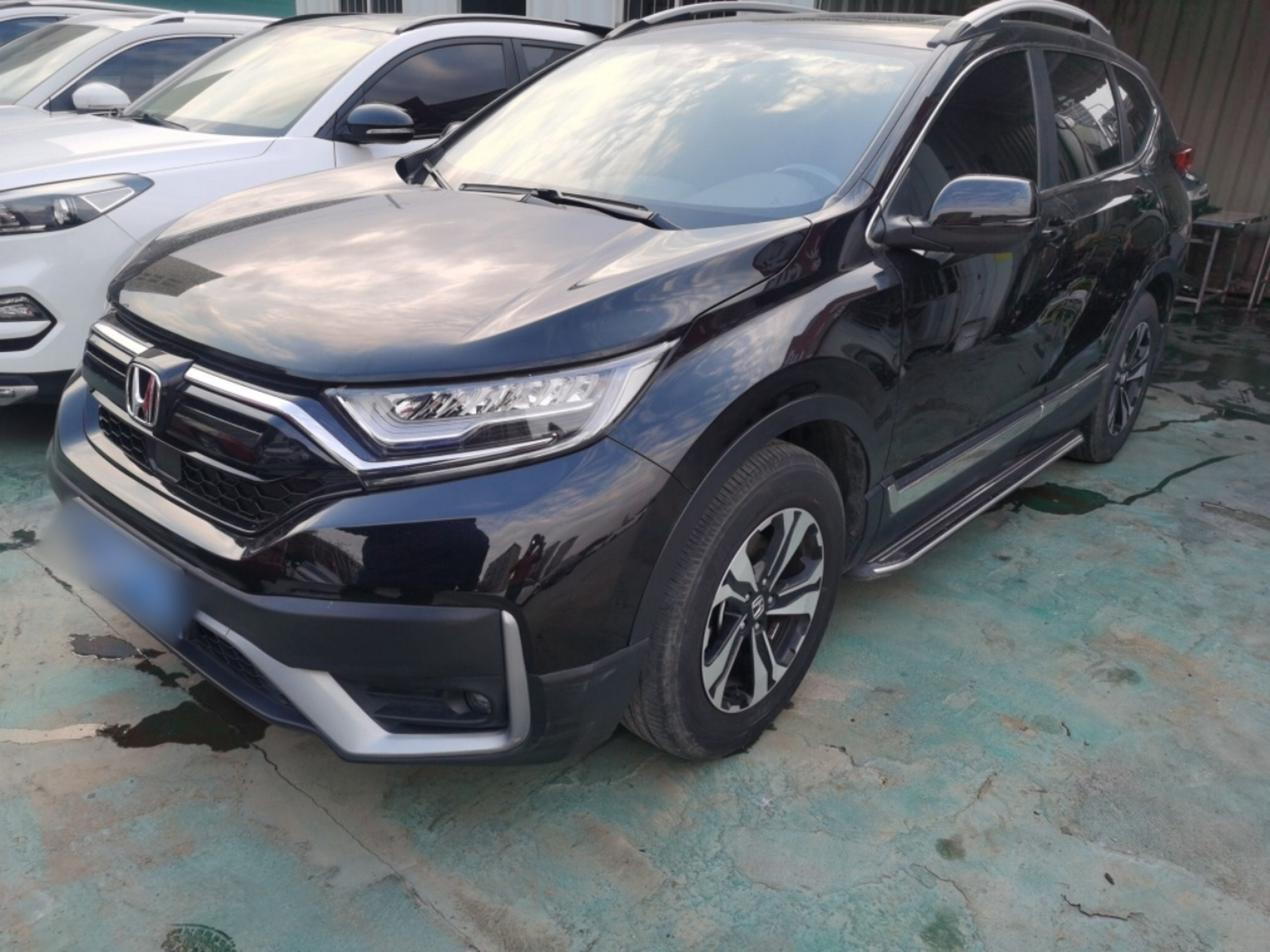 Под передней частью автомобиля