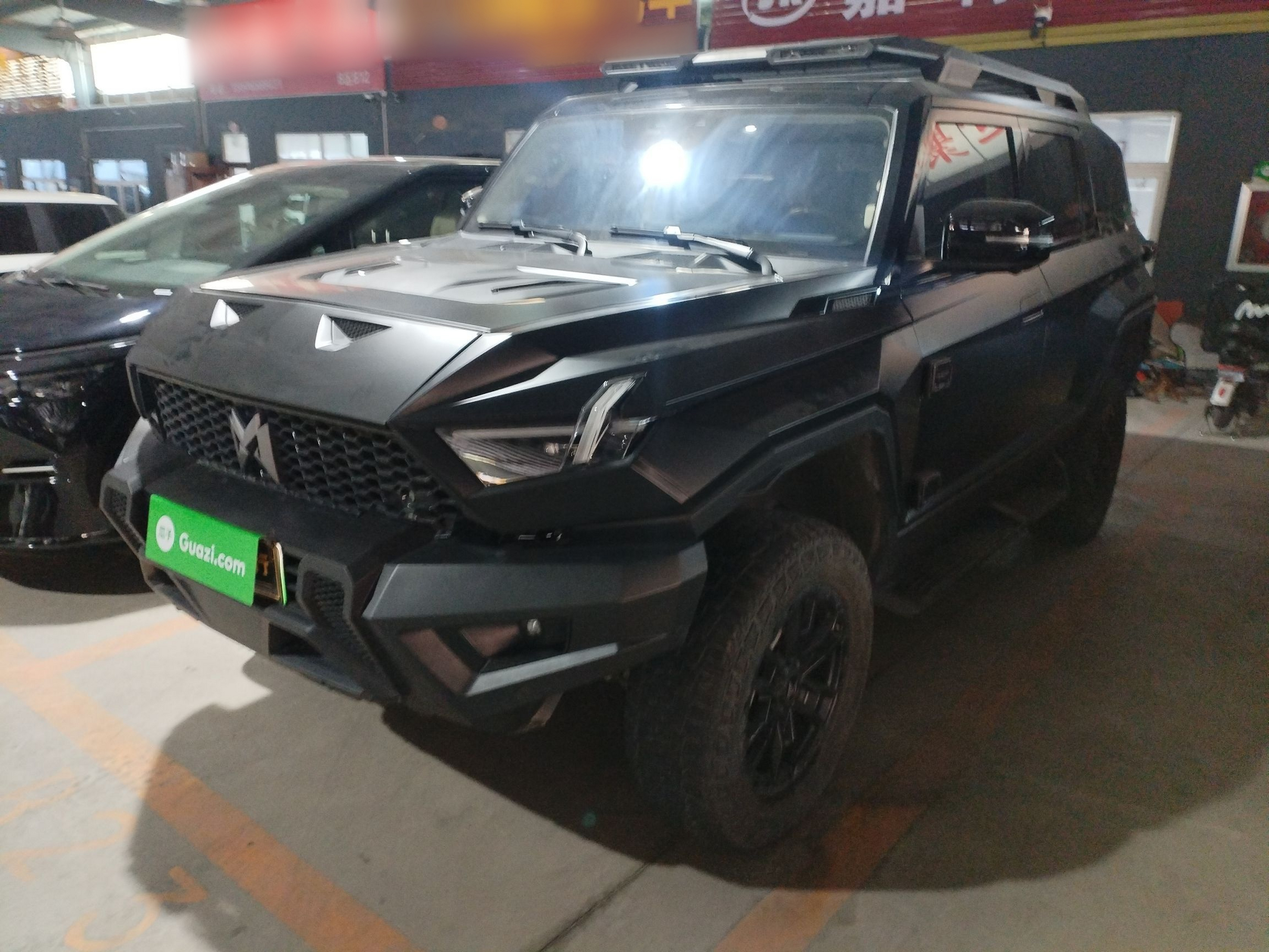 تحت مقدمة السيارة