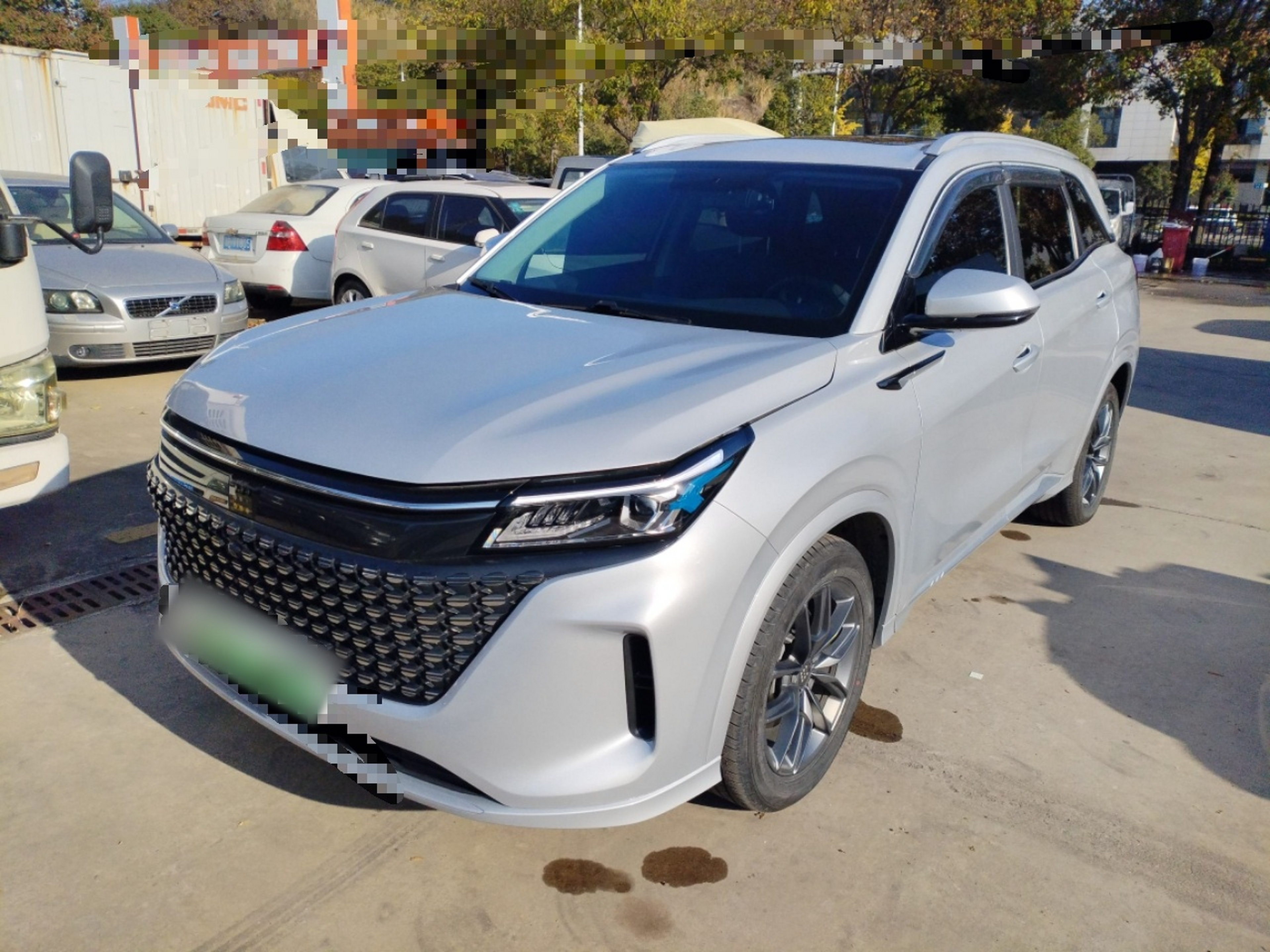 Под передней частью автомобиля