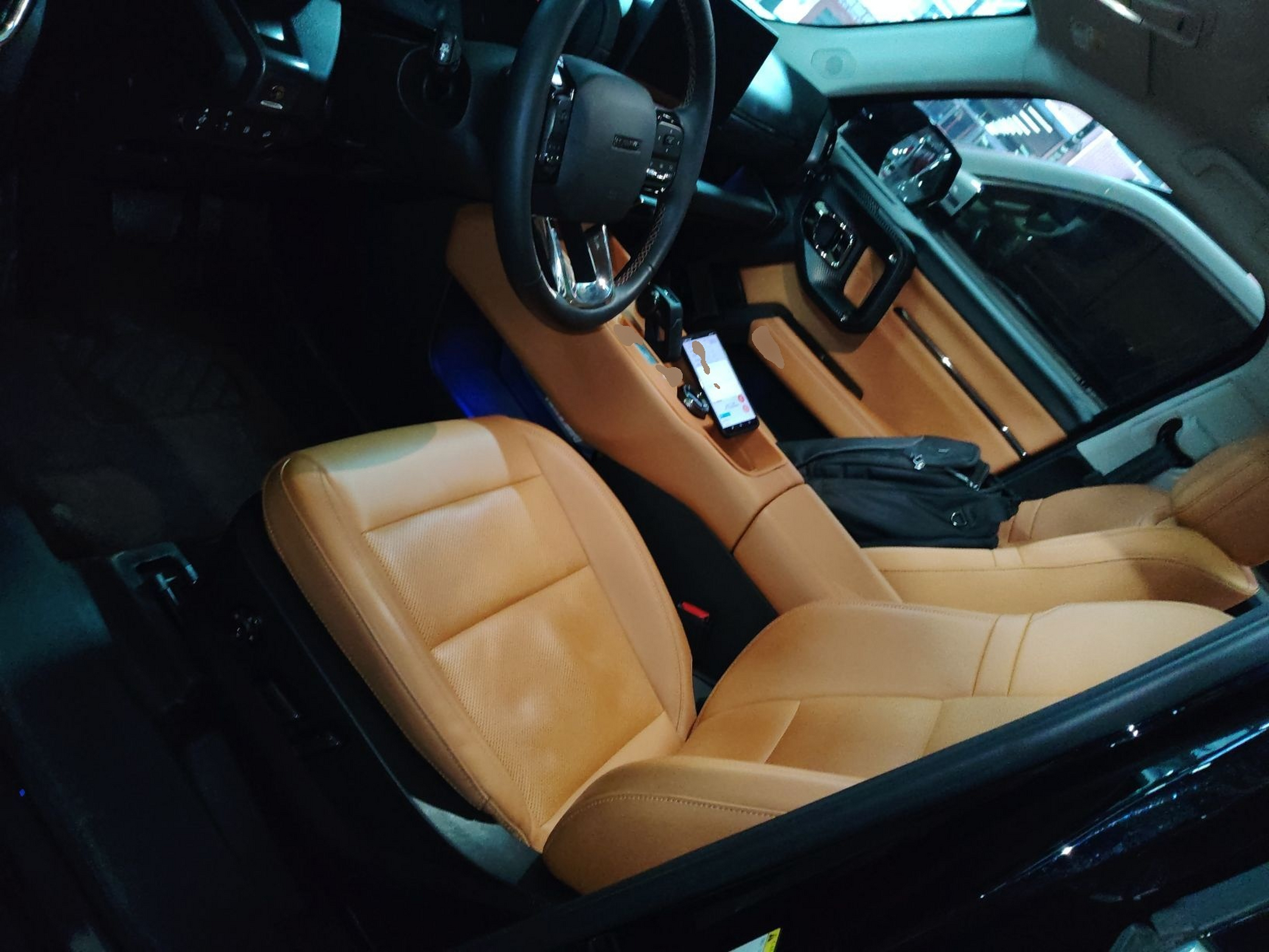 المقاعد الأمامية داخل السيارة