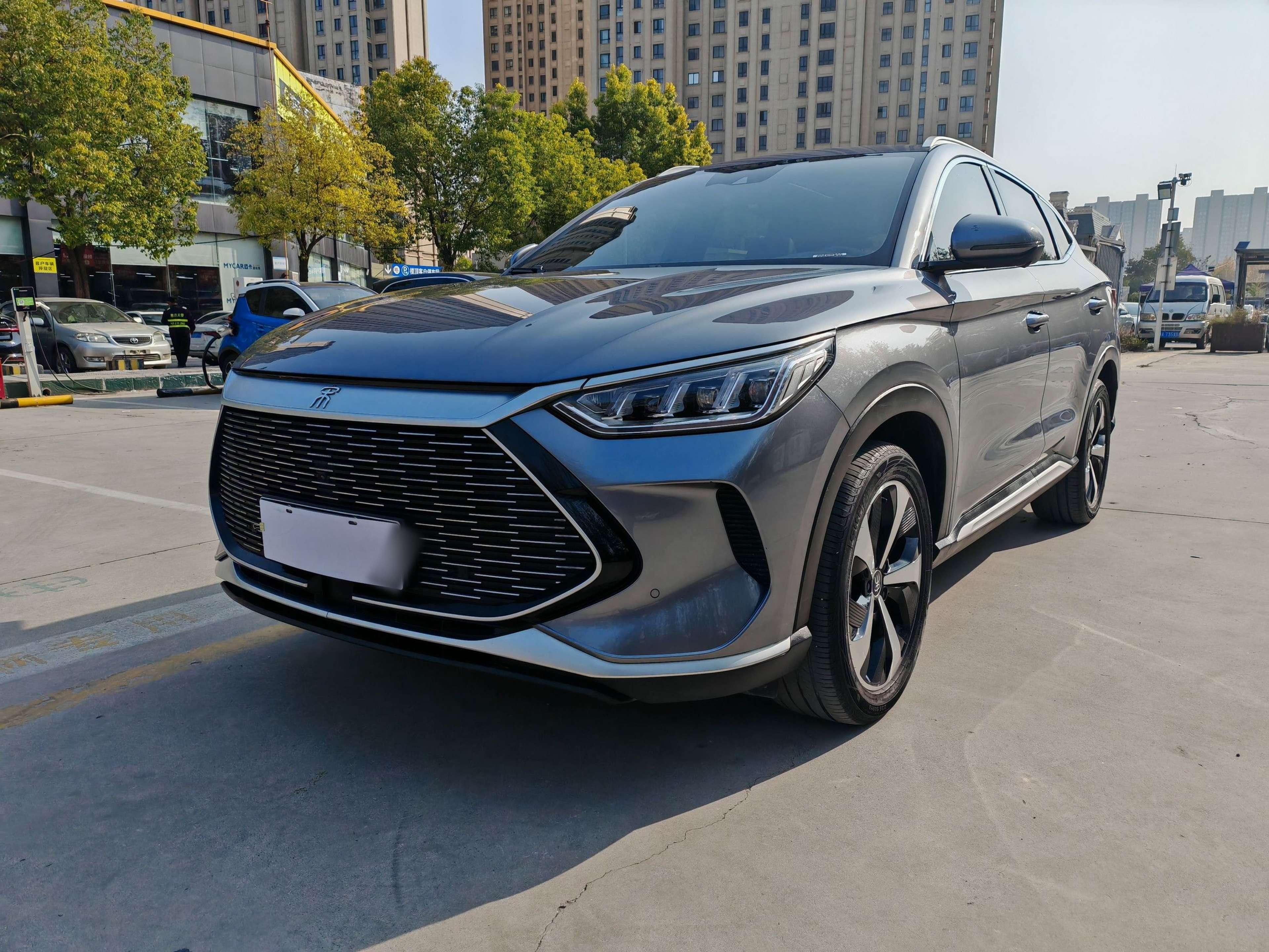 Под передней частью автомобиля