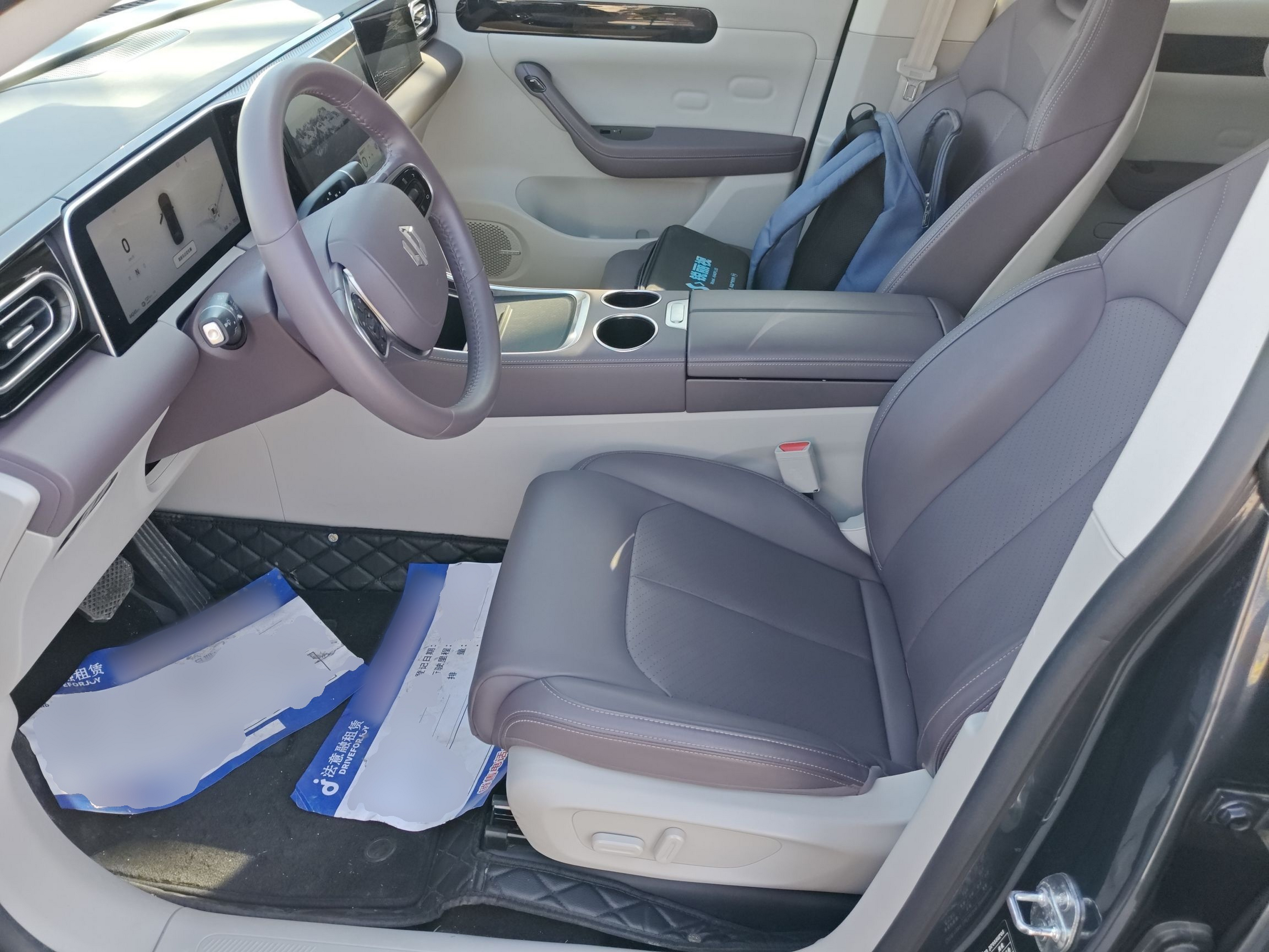 المقاعد الأمامية داخل السيارة