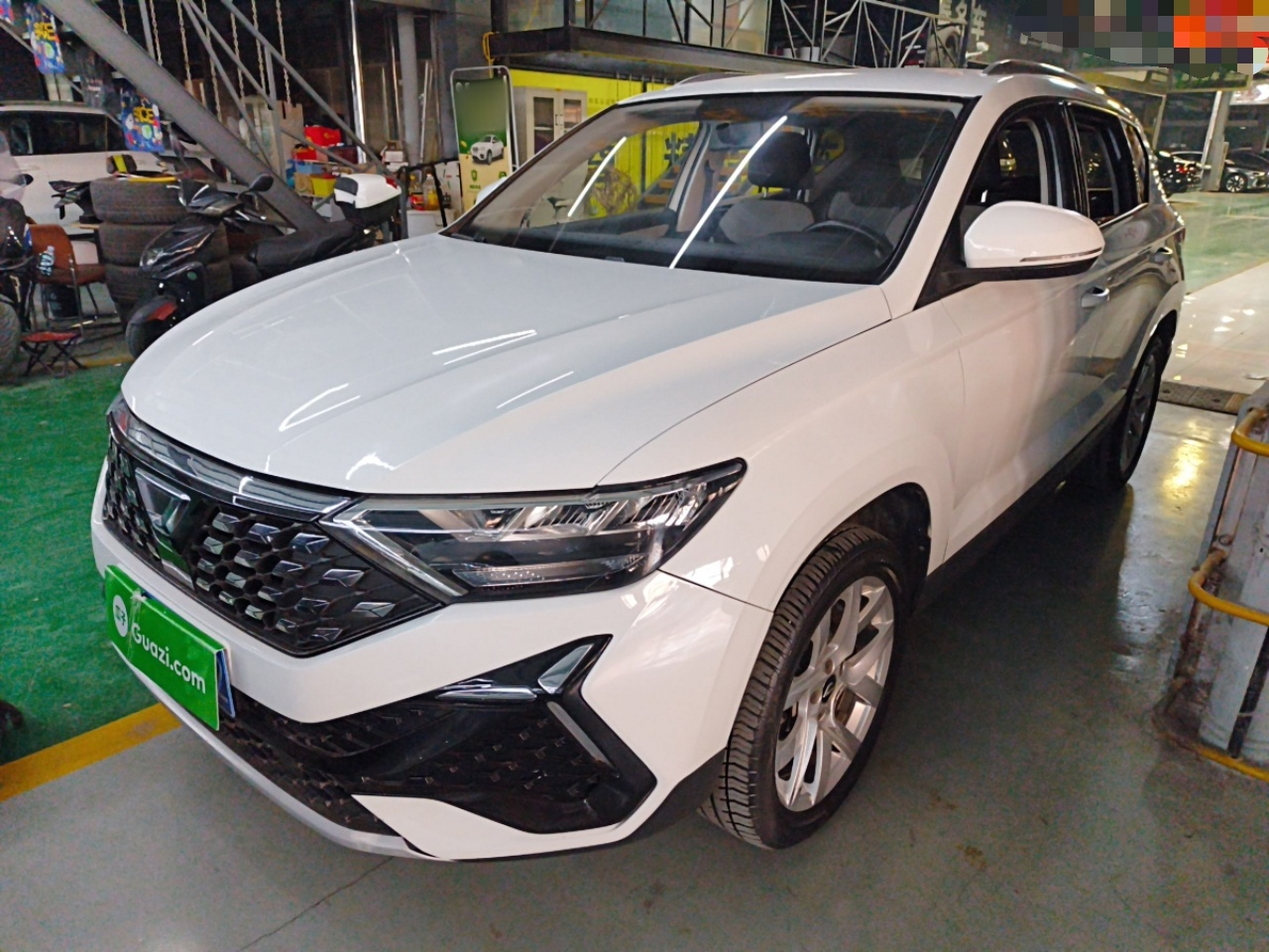 تحت مقدمة السيارة