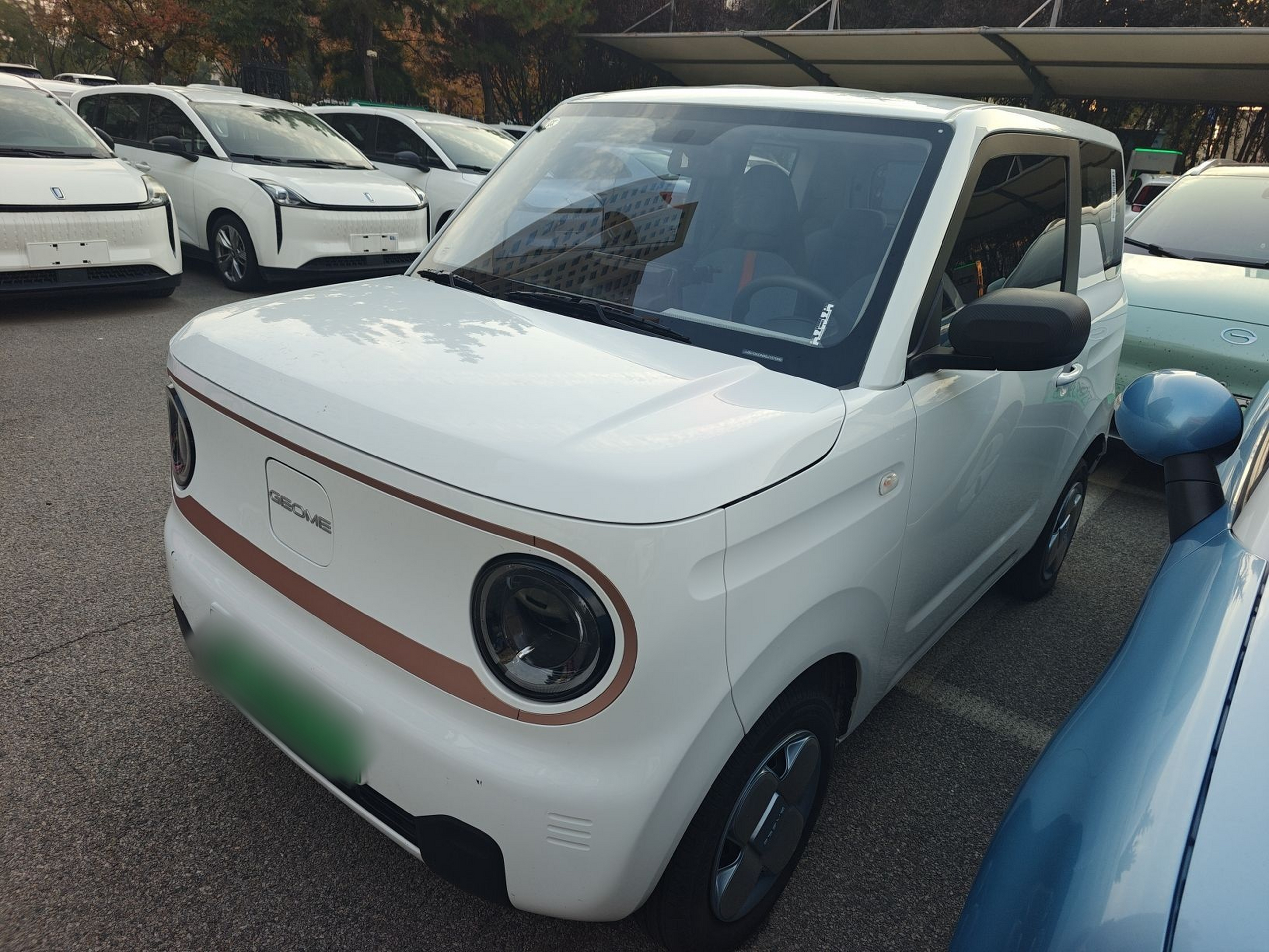 Под передней частью автомобиля