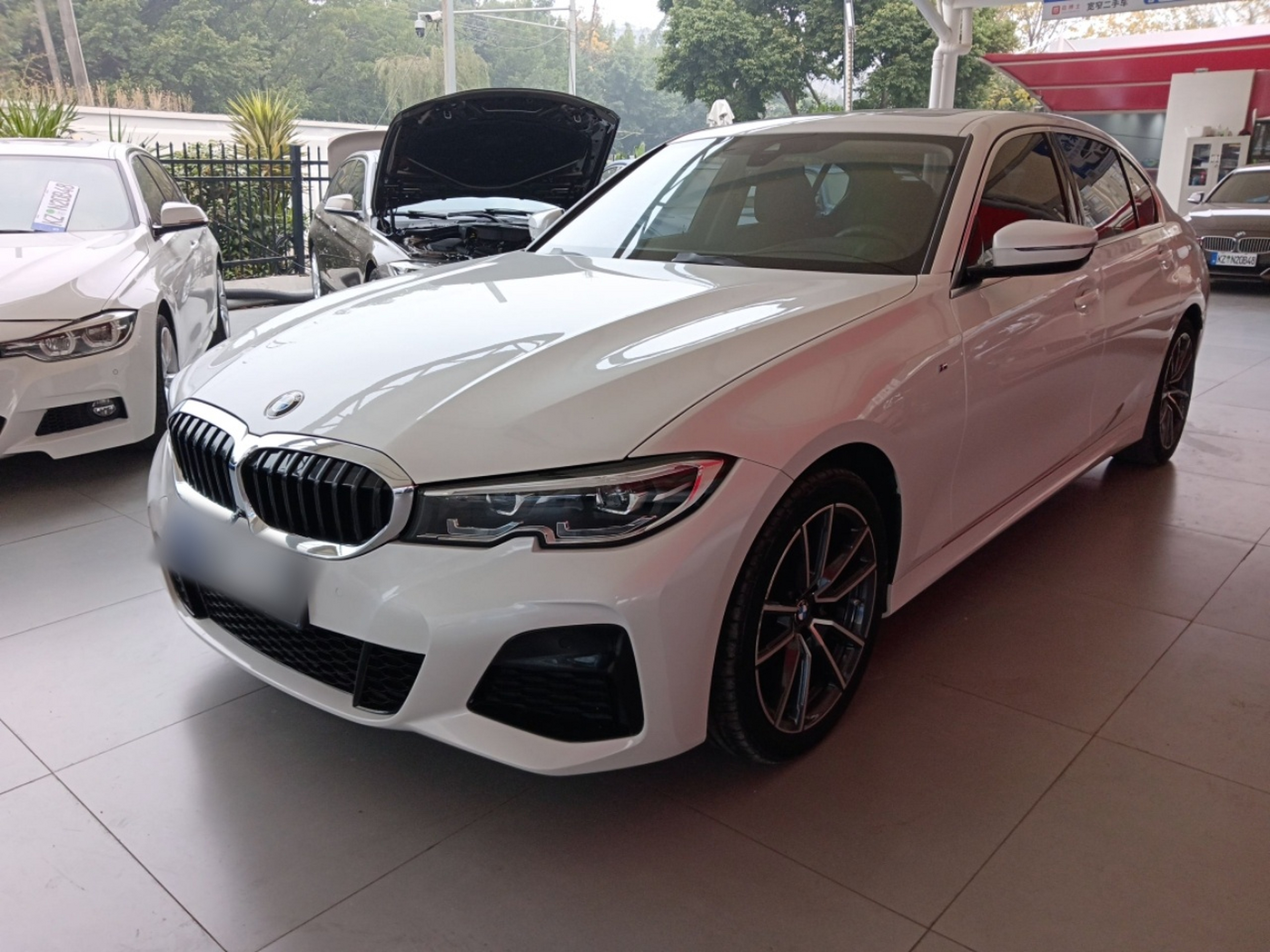 تحت مقدمة السيارة