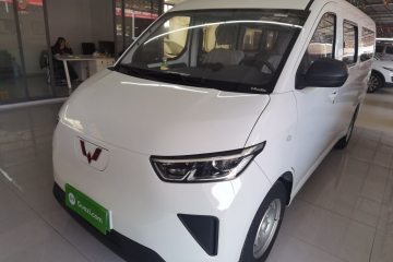 Used Wuling Yangguang 2024 300KM Comfort Version Passenger Van 75kW