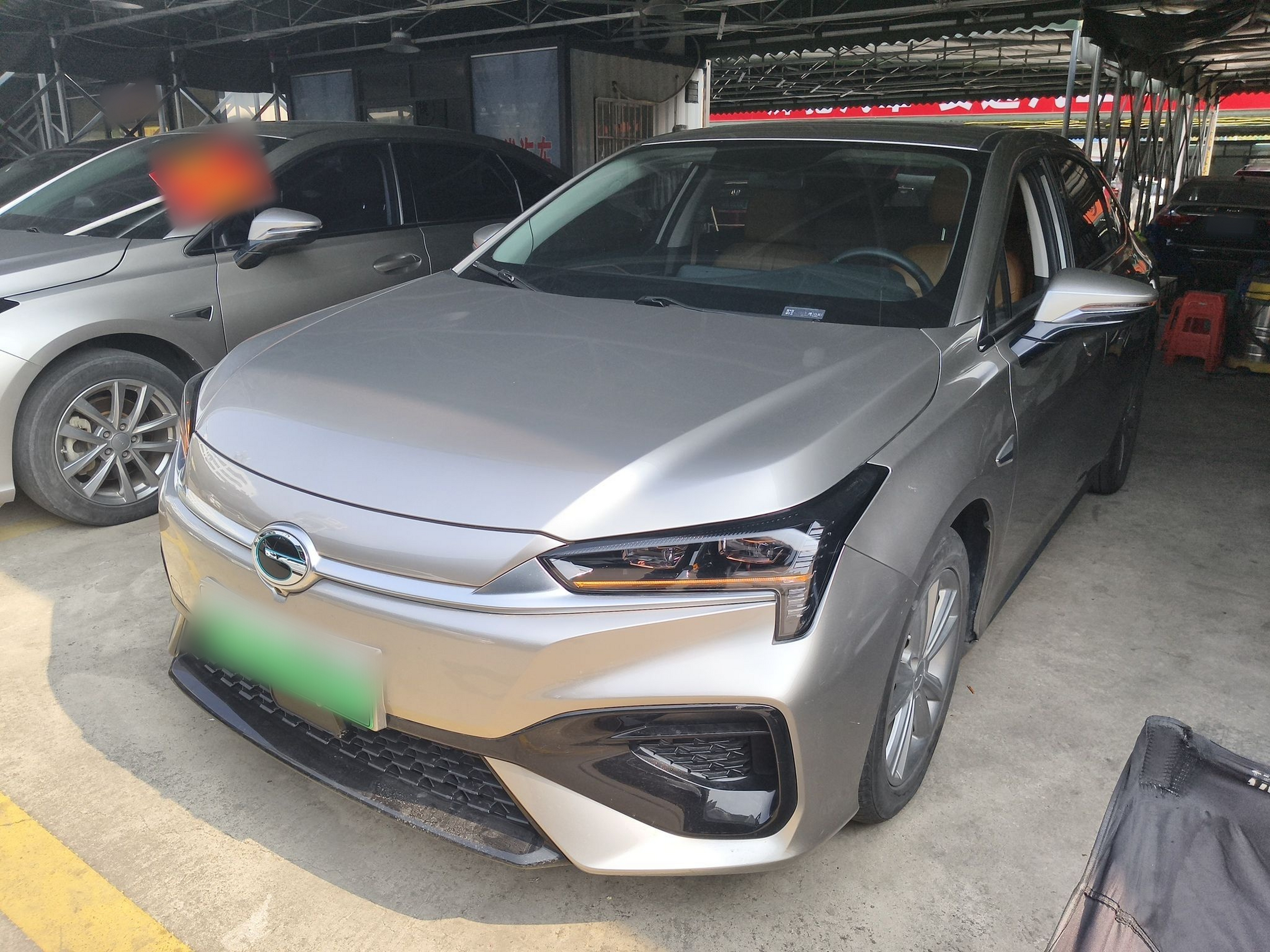 Под передней частью автомобиля