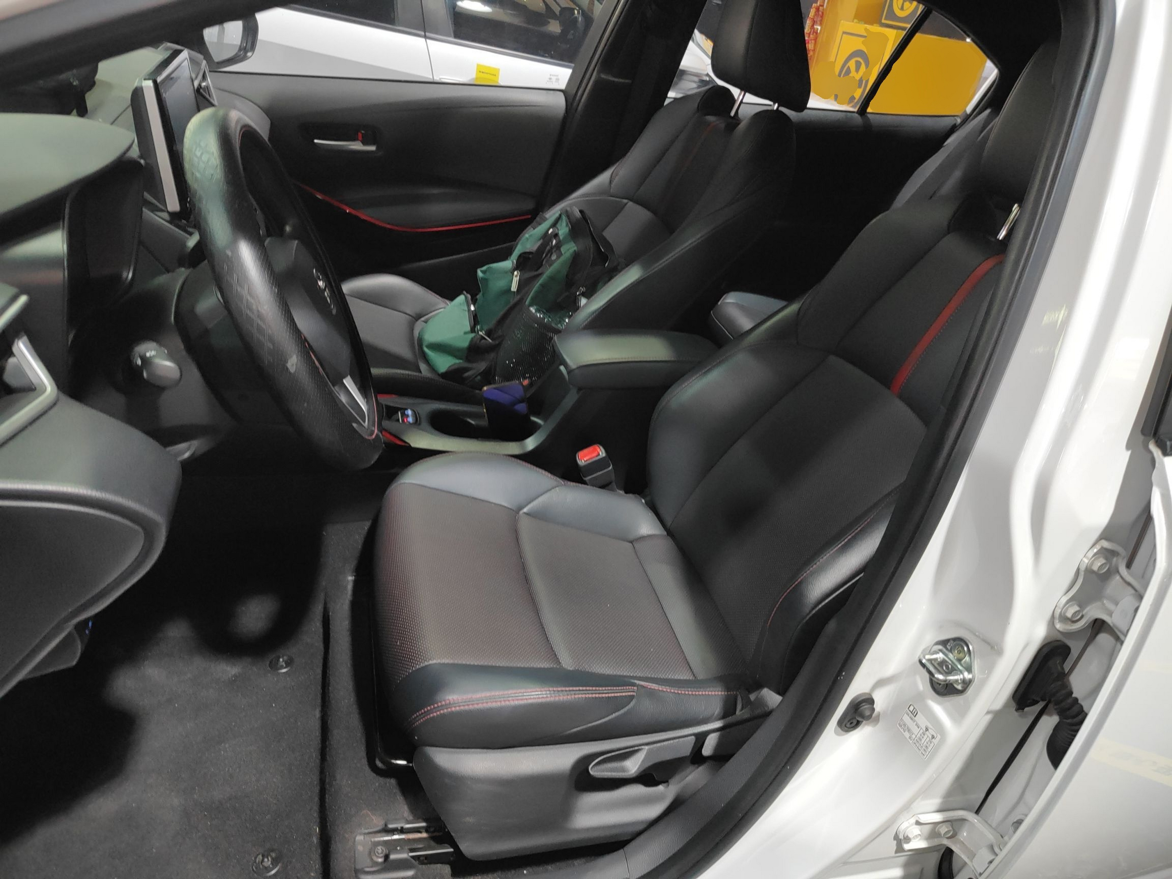 المقاعد الأمامية داخل السيارة