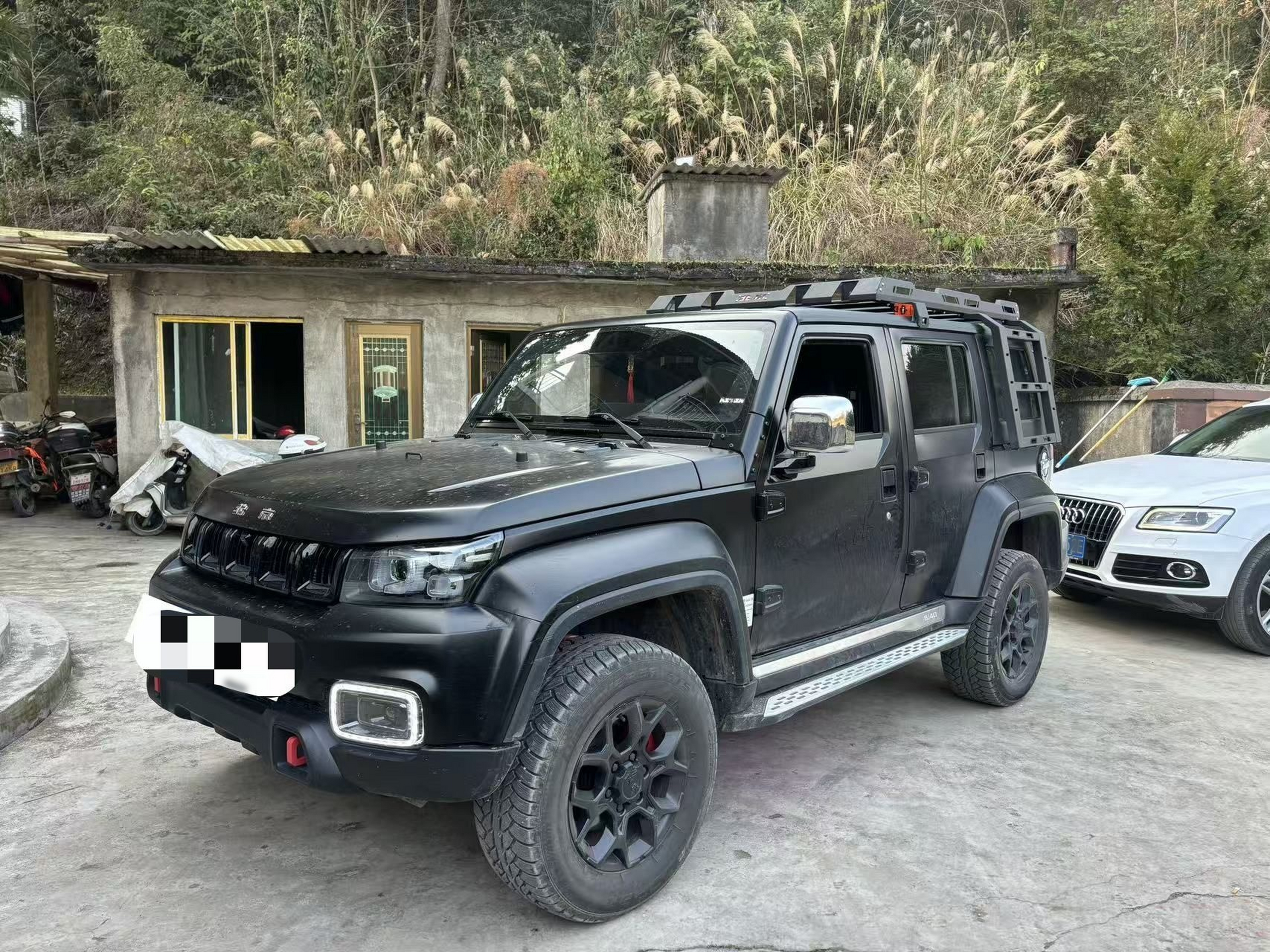 تحت مقدمة السيارة