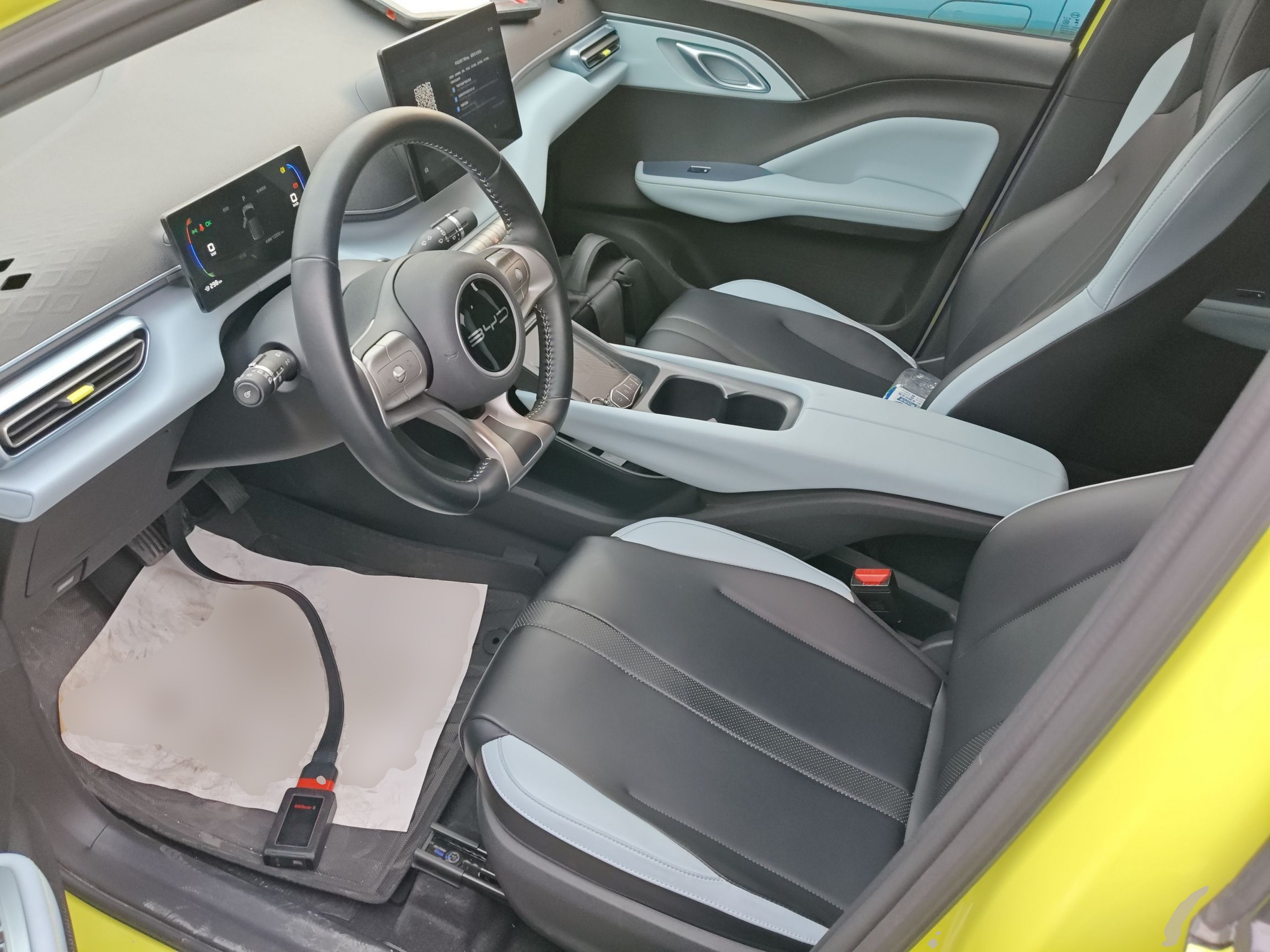 المقاعد الأمامية داخل السيارة