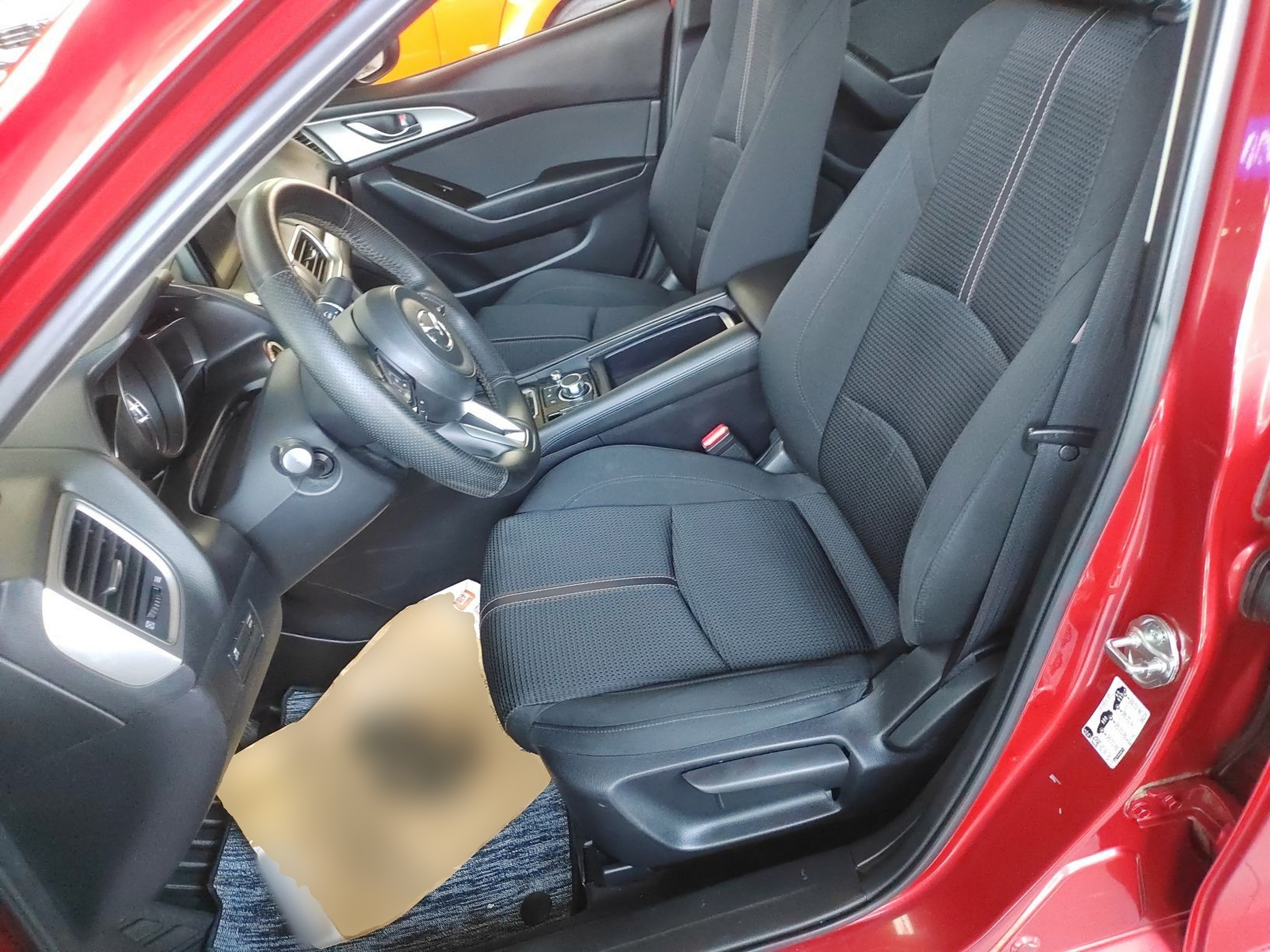 Переднее сиденье в автомобиле