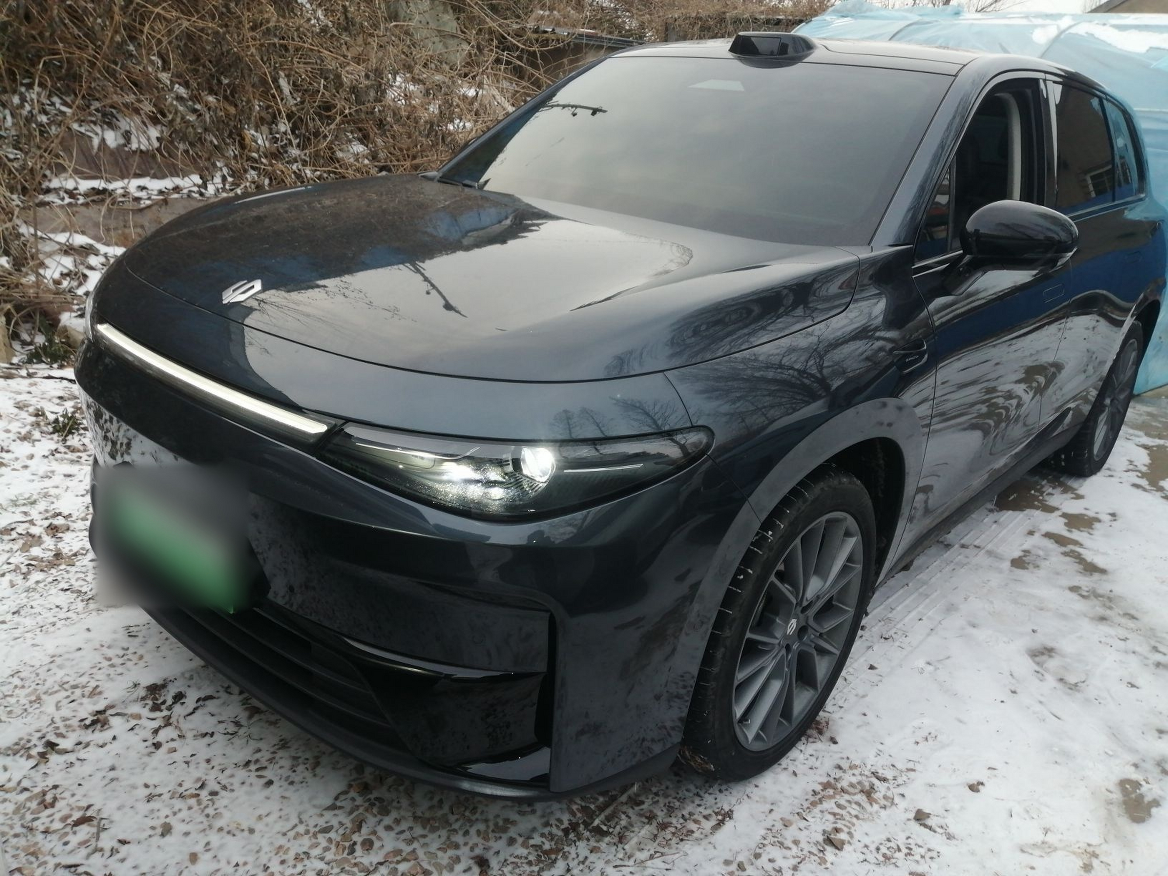 Под передней частью автомобиля