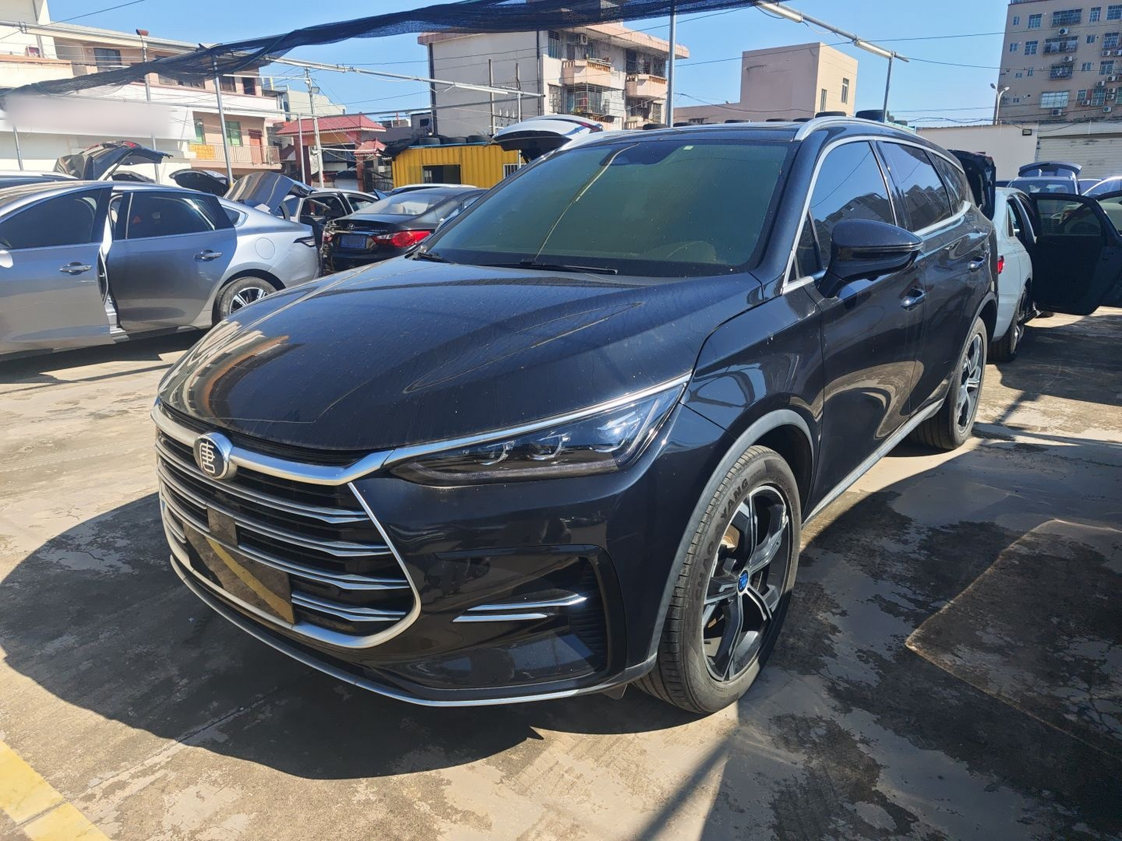 Под передней частью автомобиля