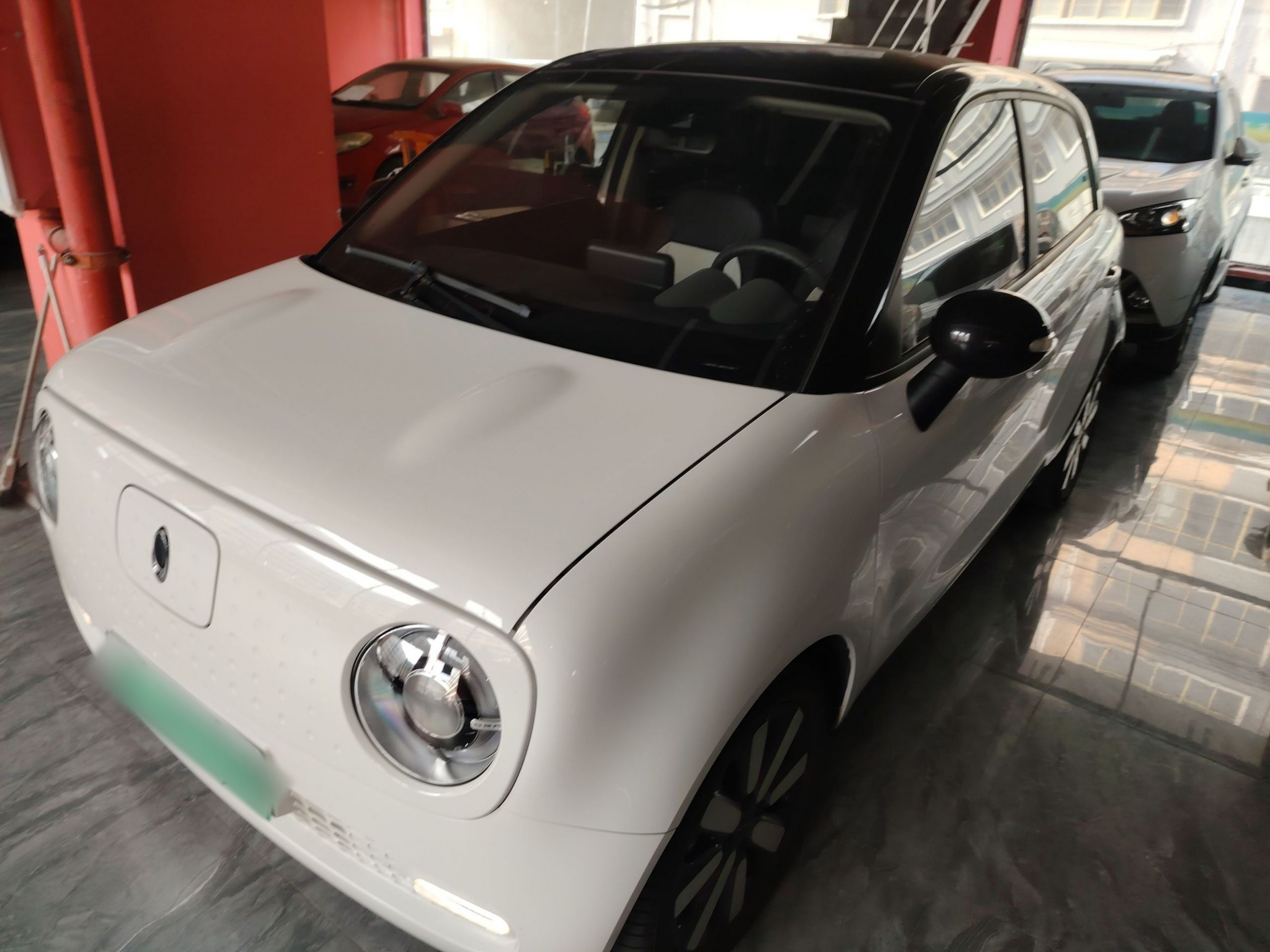 Под передней частью автомобиля