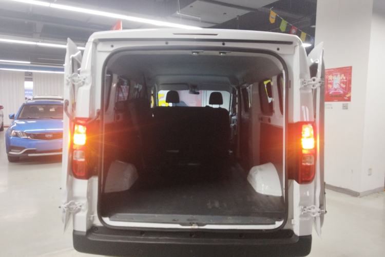 Used Wuling Yangguang 2024 300km Comfort-Grade Passenger Van 60kW
