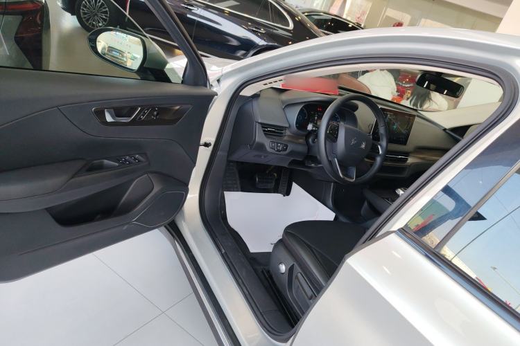 Used Hongqi E-QM5 2022 431 km Charge & Enjoy Edition
