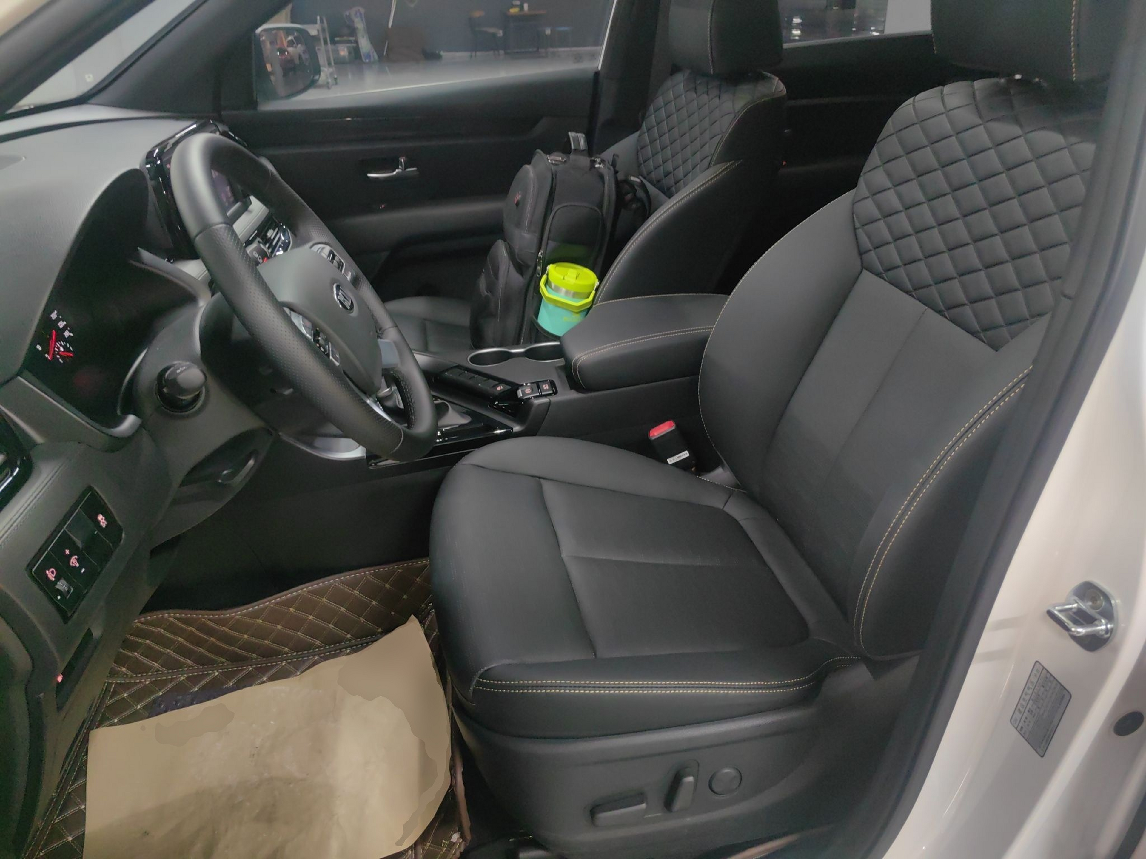 المقاعد الأمامية داخل السيارة