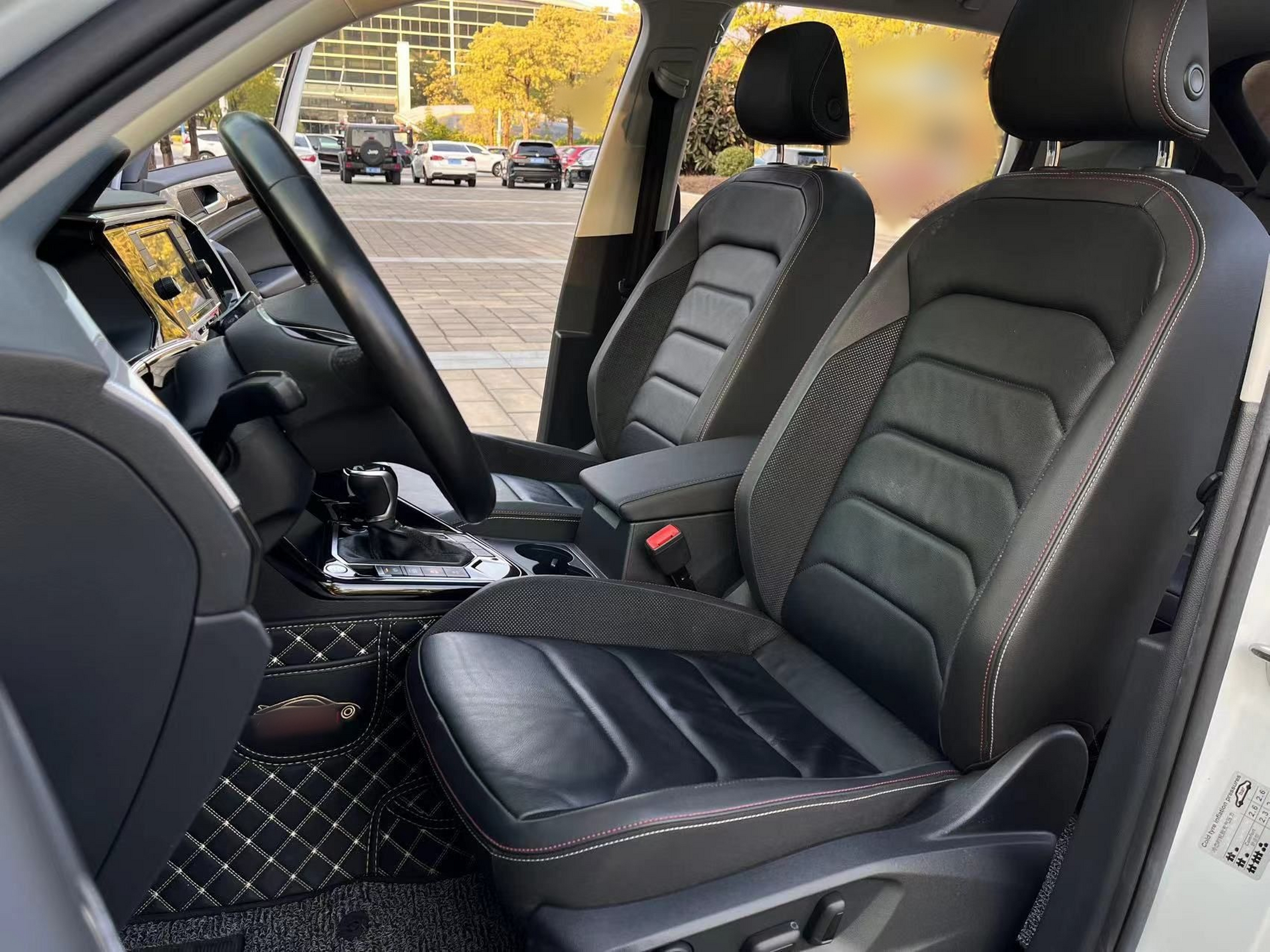 المقاعد الأمامية داخل السيارة